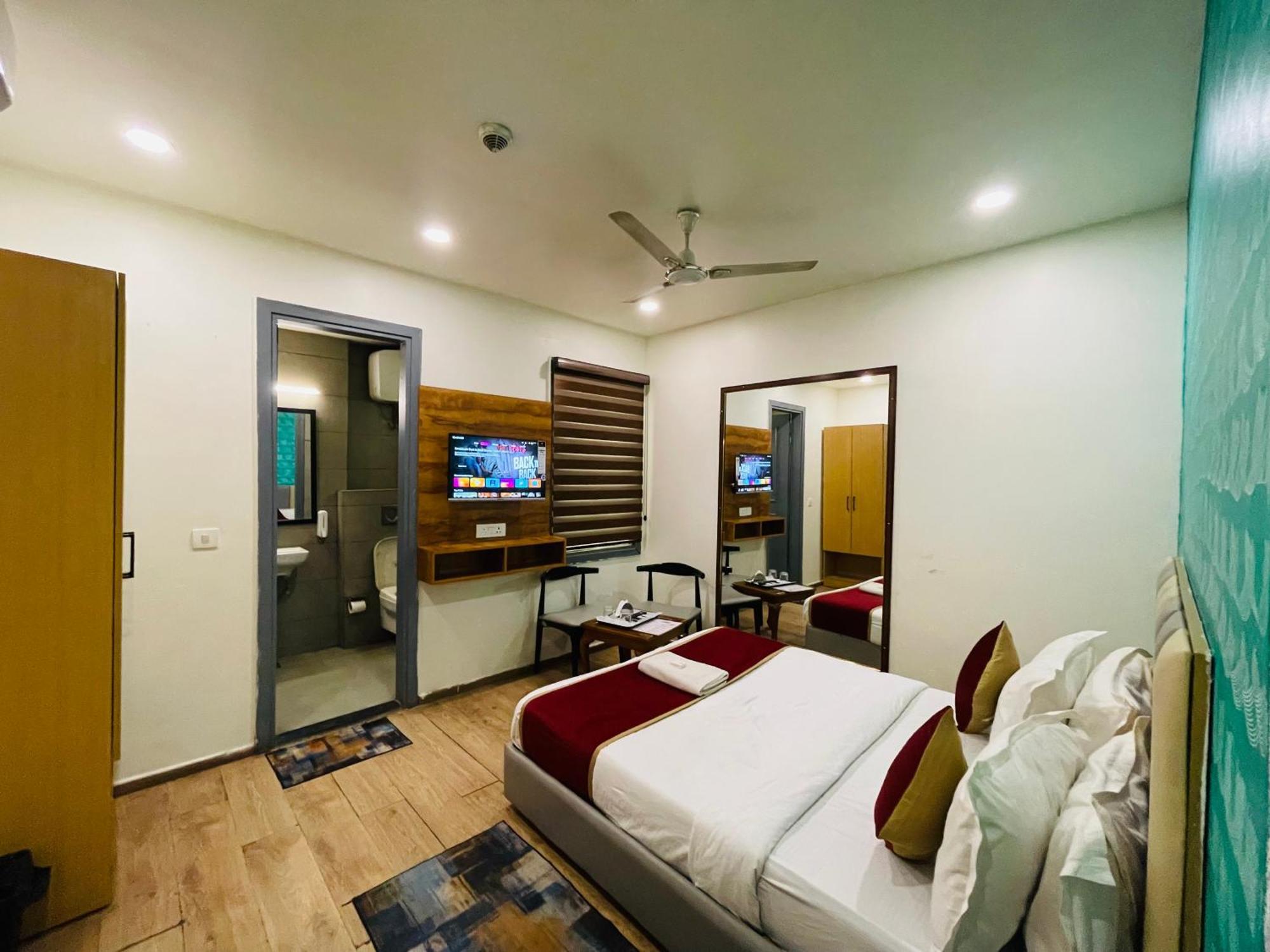 7 Star Paschim Vihar Couple Friendly Hotel