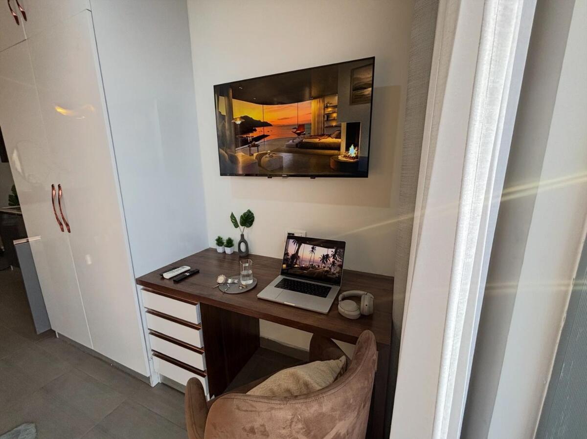 The Sunset River & Skyline View 35 Floor Apartment New Delhi