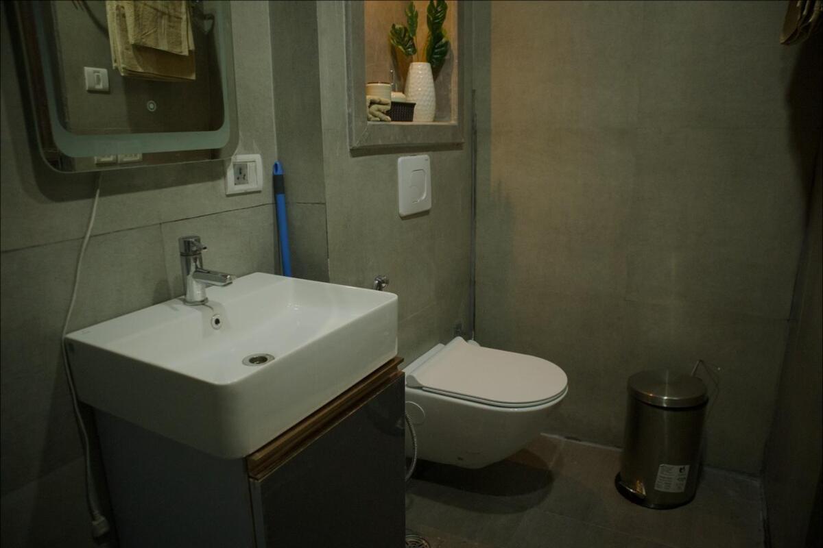 The Sunset River & Skyline View 35 Floor * New Delhi