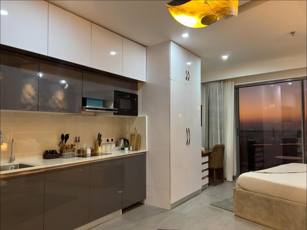 The Sunset River & Skyline View 35 Floor New Delhi