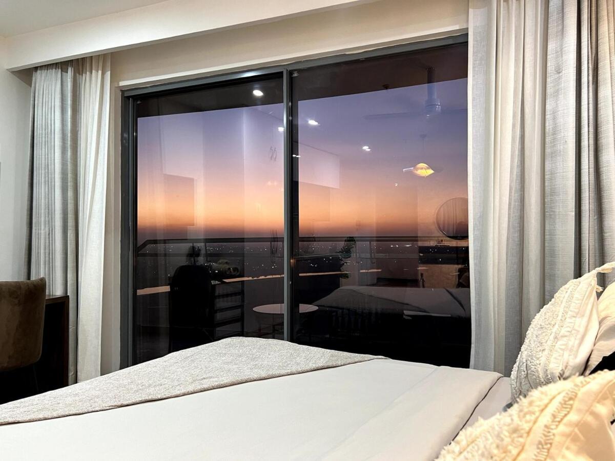 The Sunset River & Skyline View 35 Floor New Delhi