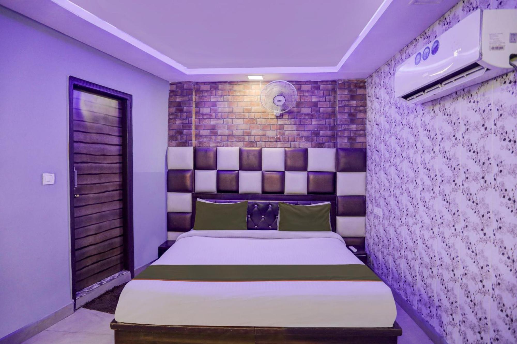 Oyo 81208 Terrene Empire 4*