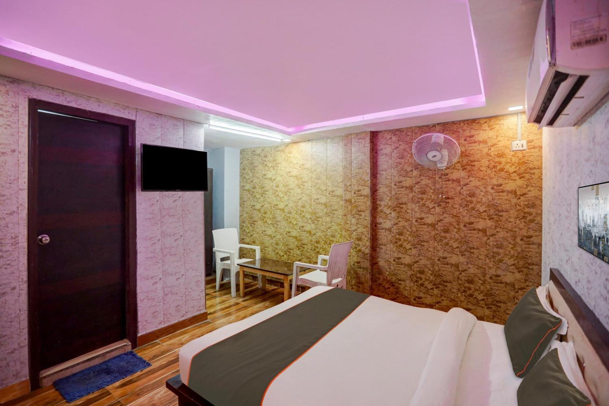 Hotel Oyo 81208 Terrene Empire Kalkaji Devi