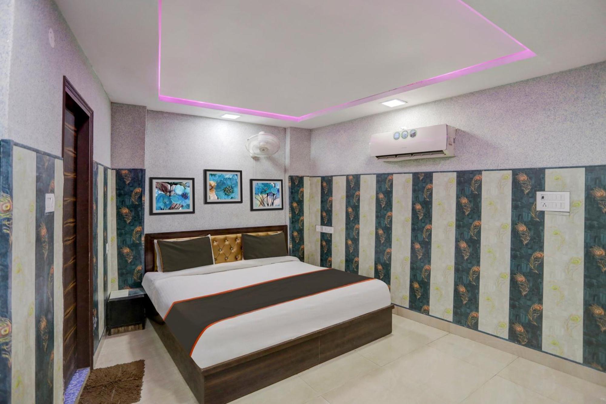 Hotel Oyo 81208 Terrene Empire Kalkaji Devi