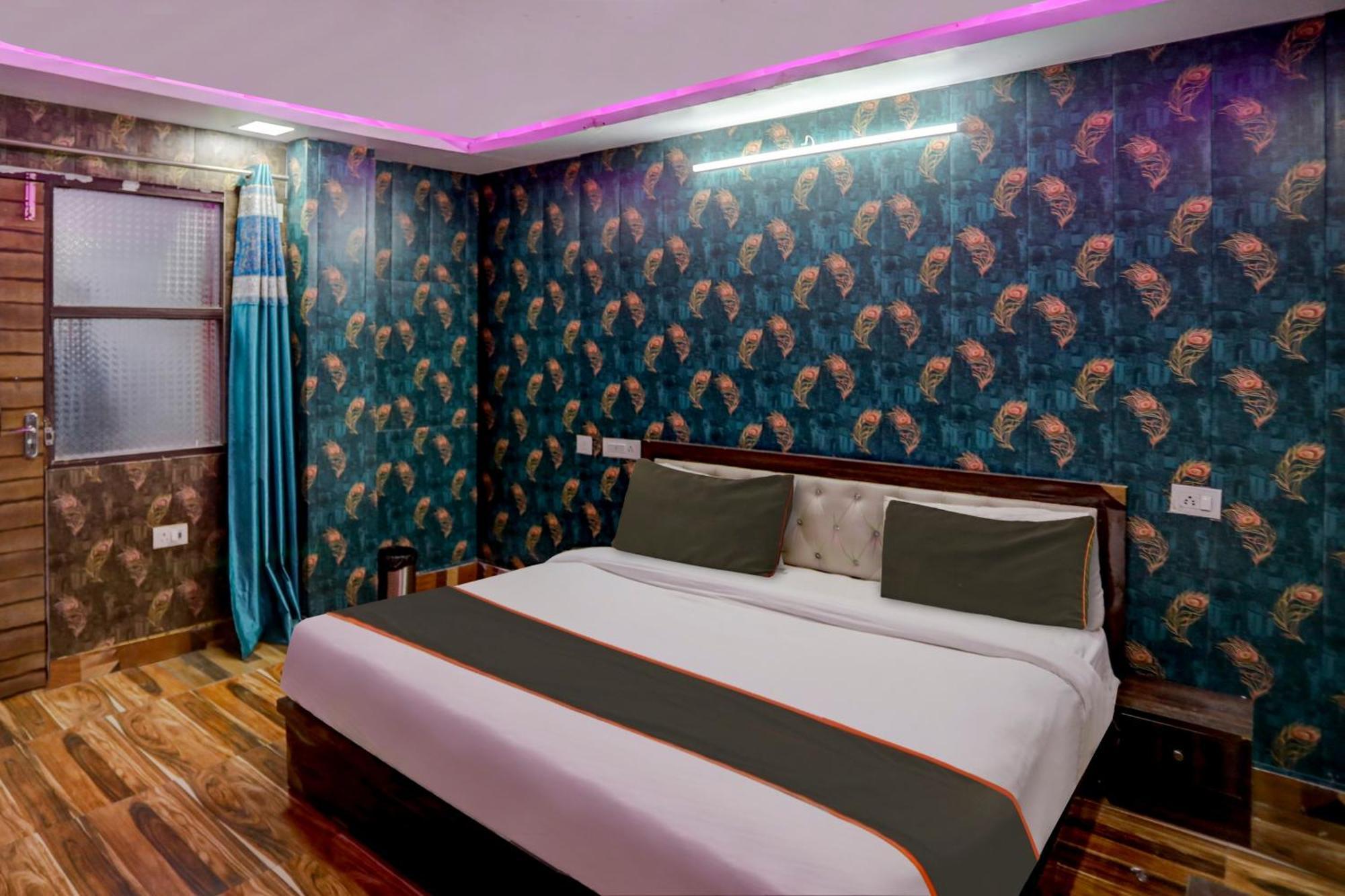 Oyo 81208 Terrene Empire Hotel Kalkaji Devi