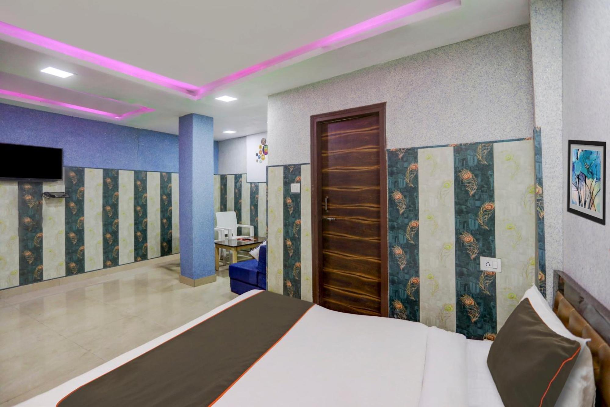 Hotel Oyo 81208 Terrene Empire Kalkaji Devi