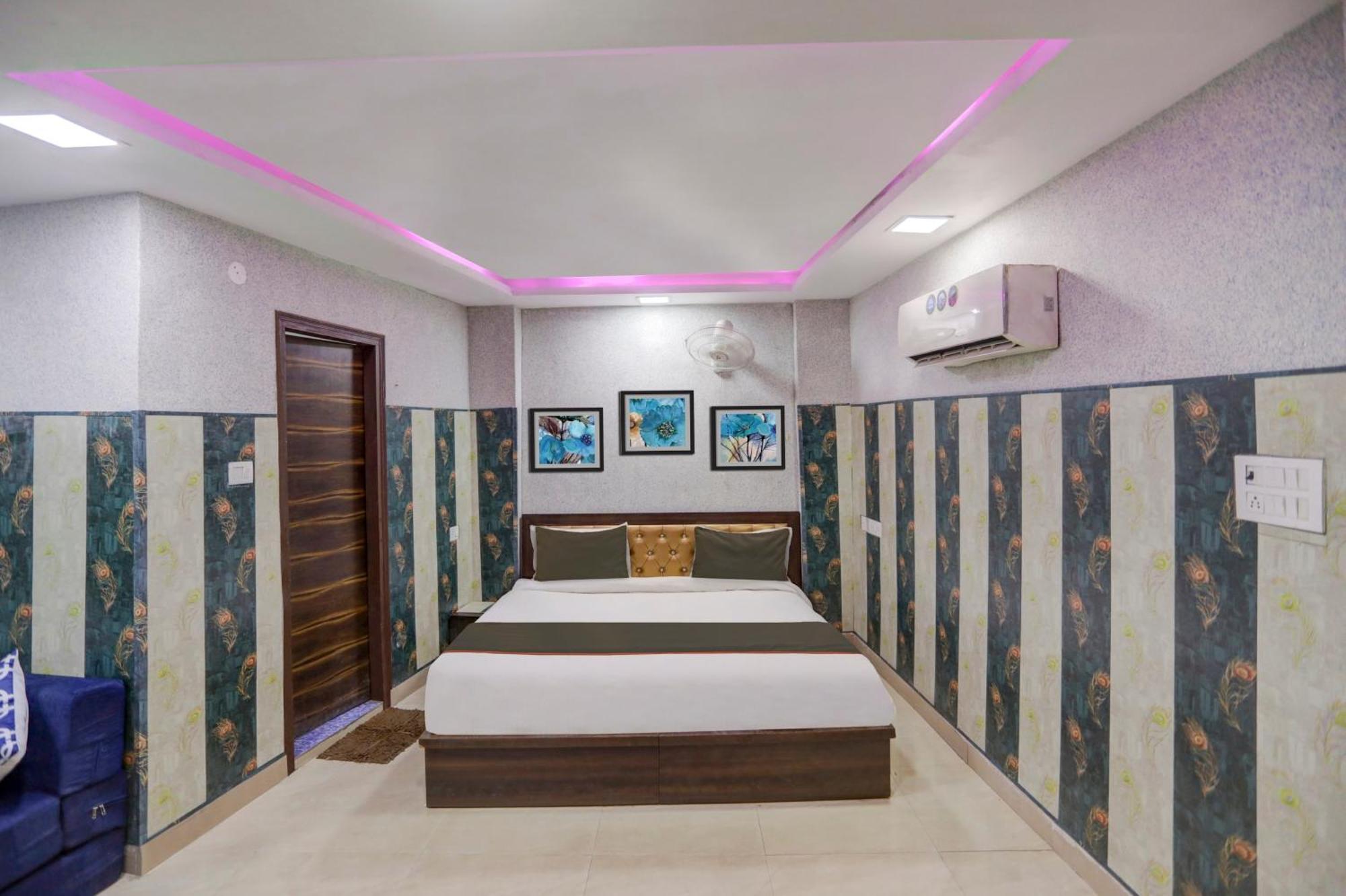 Hotel Oyo 81208 Terrene Empire Kalkaji Devi