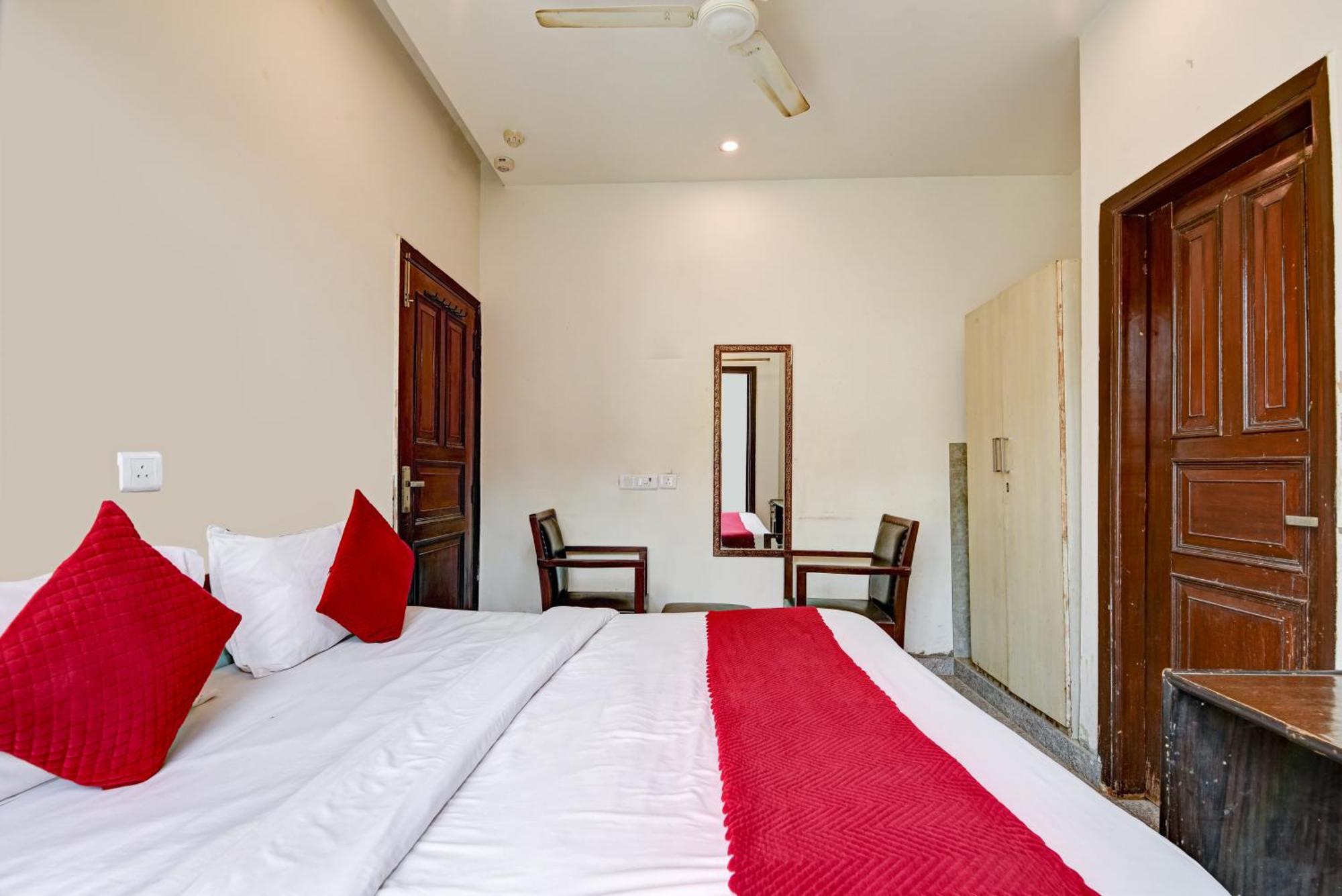 Hotel The Bir - Couple Friendly New Delhi