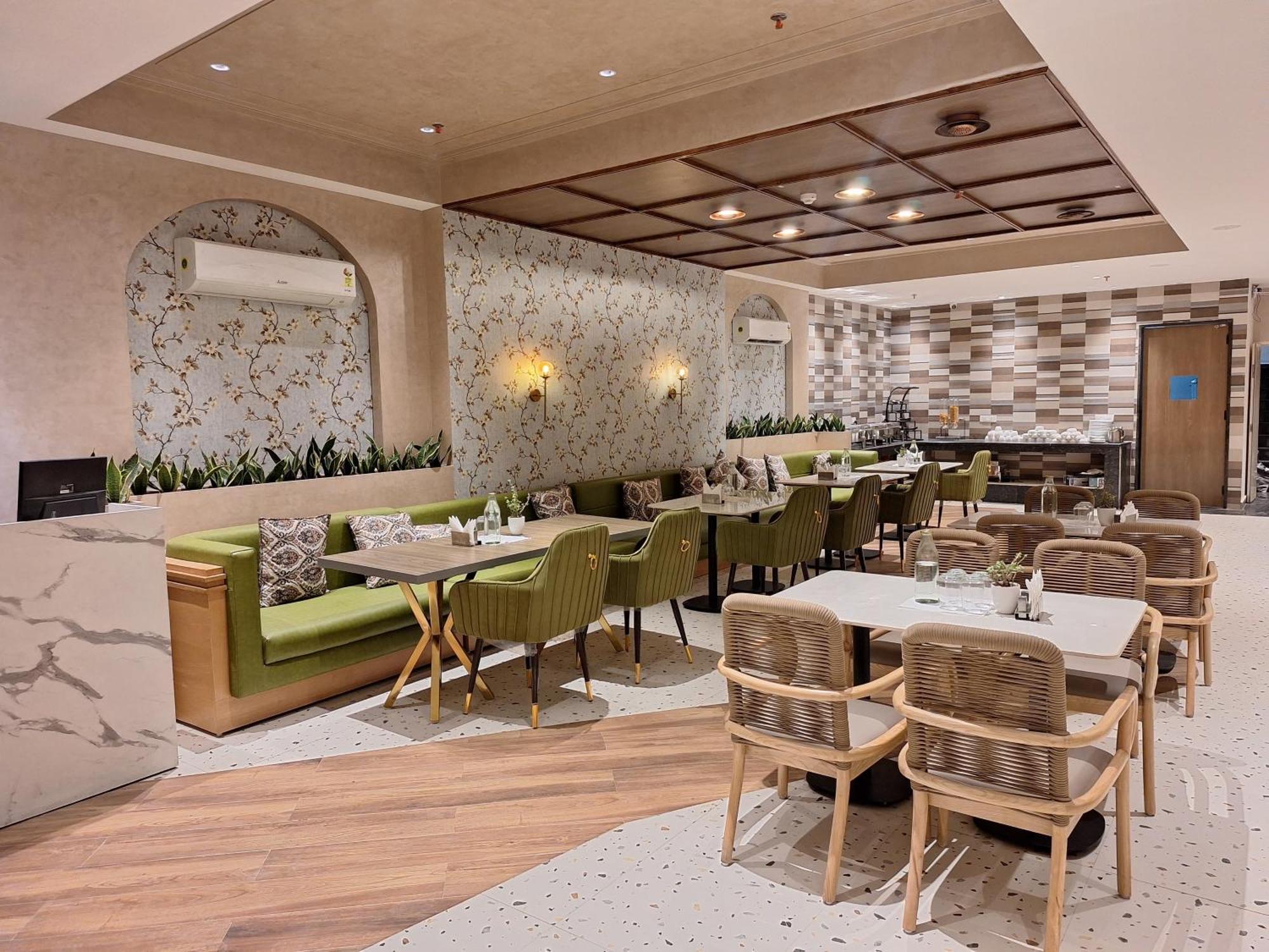 Iva Premium Delhi Airport - Free Airport Drop Hotel