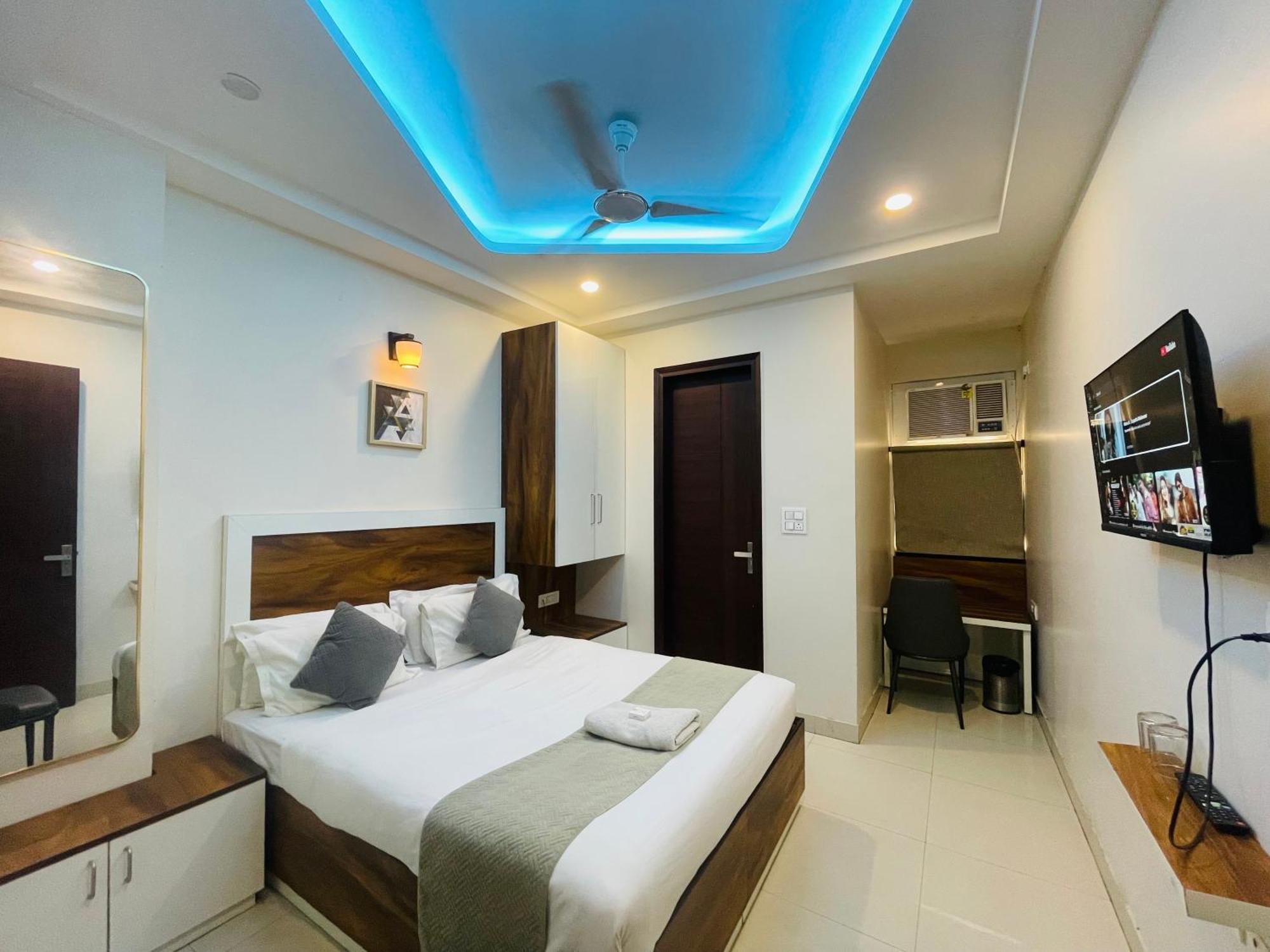 Embrace Luxury & Banquet Hotel 3*