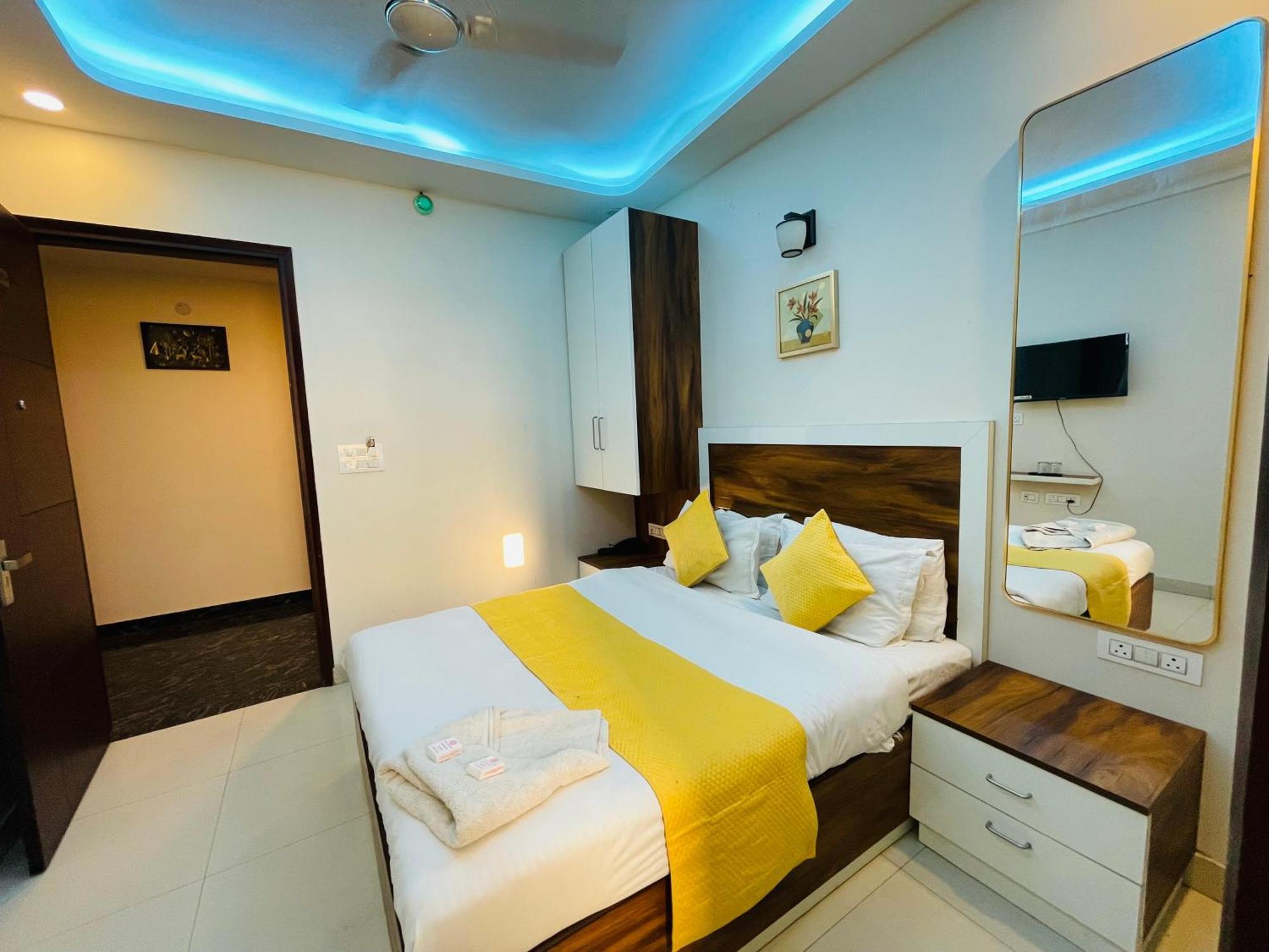 Embrace Luxury & Banquet 3* New Delhi