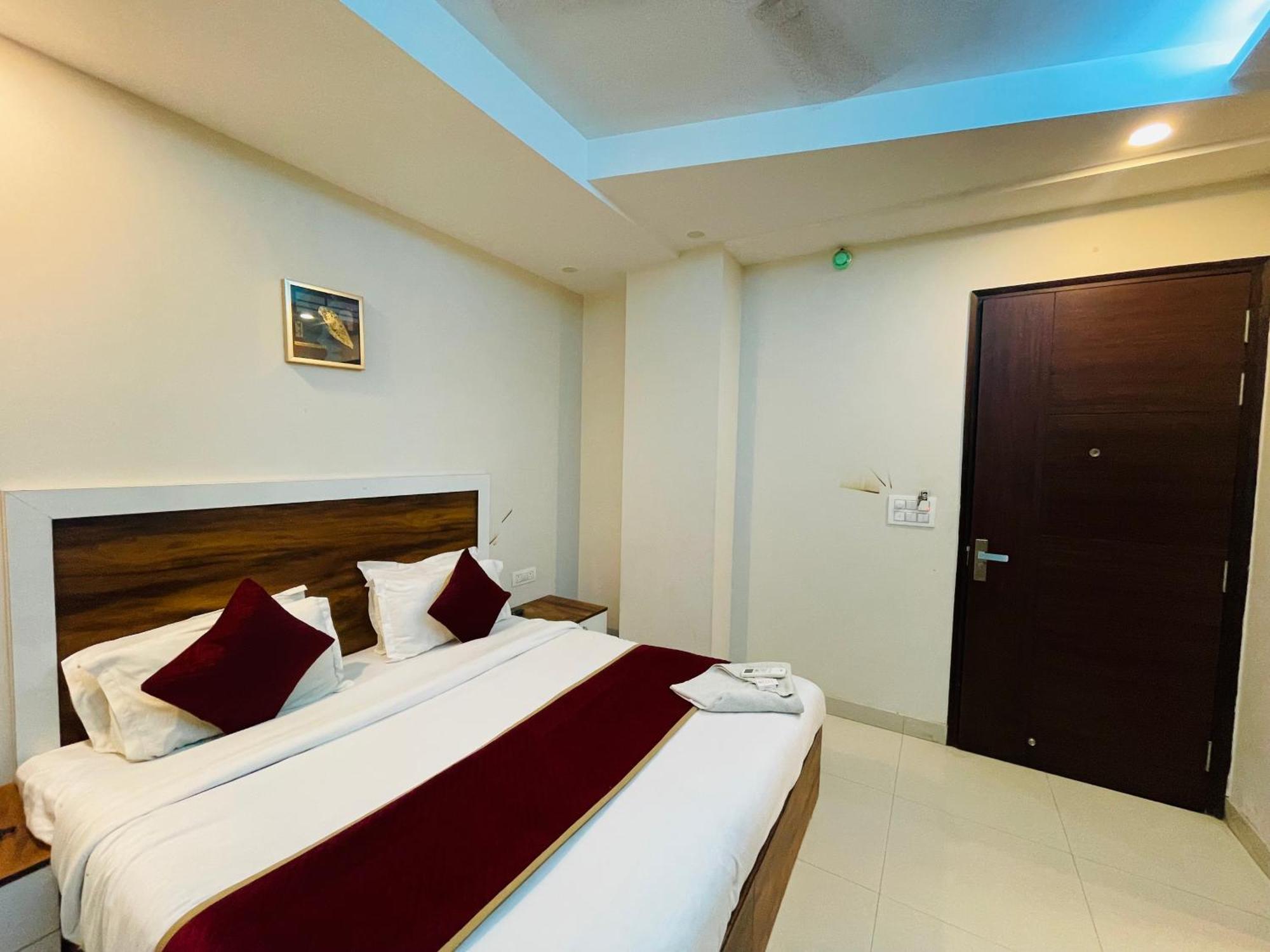 Hotel Embrace Luxury & Banquet New Delhi