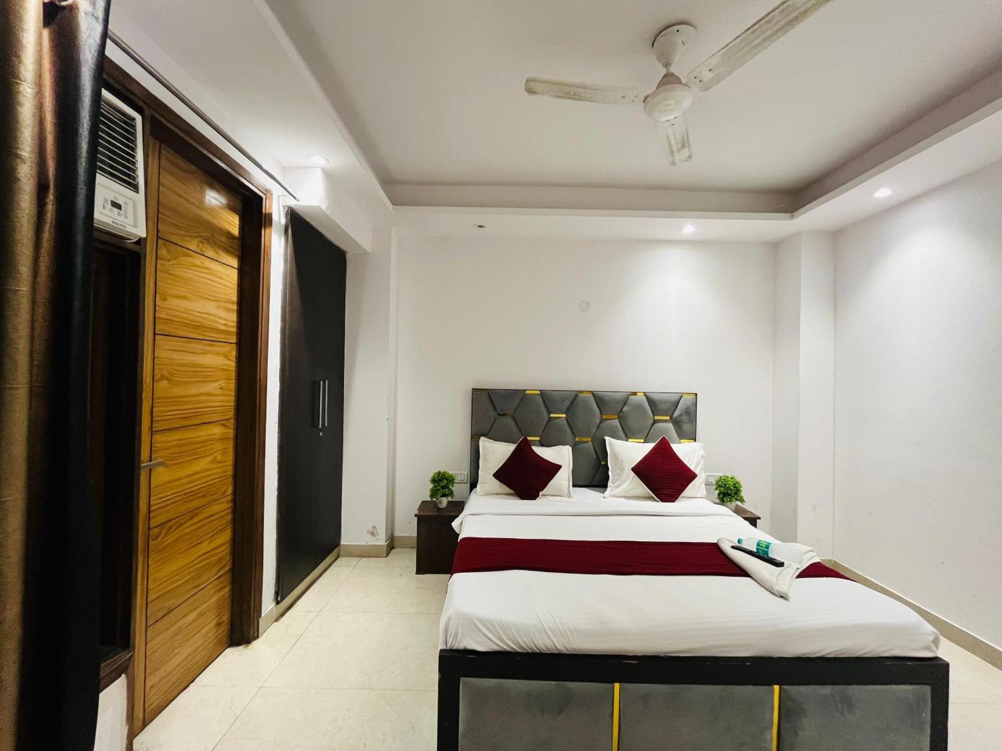 Hotel Seven Near Dlf Avenue New Delhi