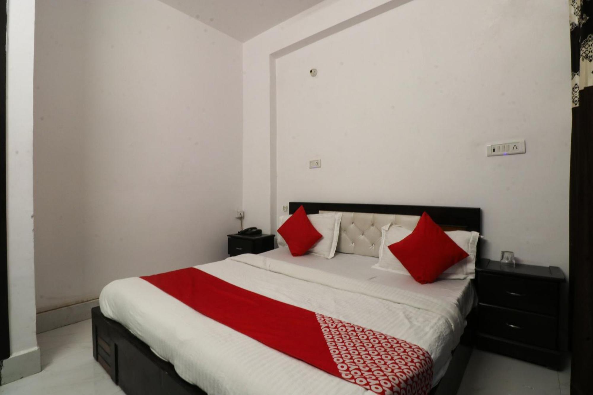 Hotel O Silver Palace Near Dwarka Sector 9 Metro Station 3*