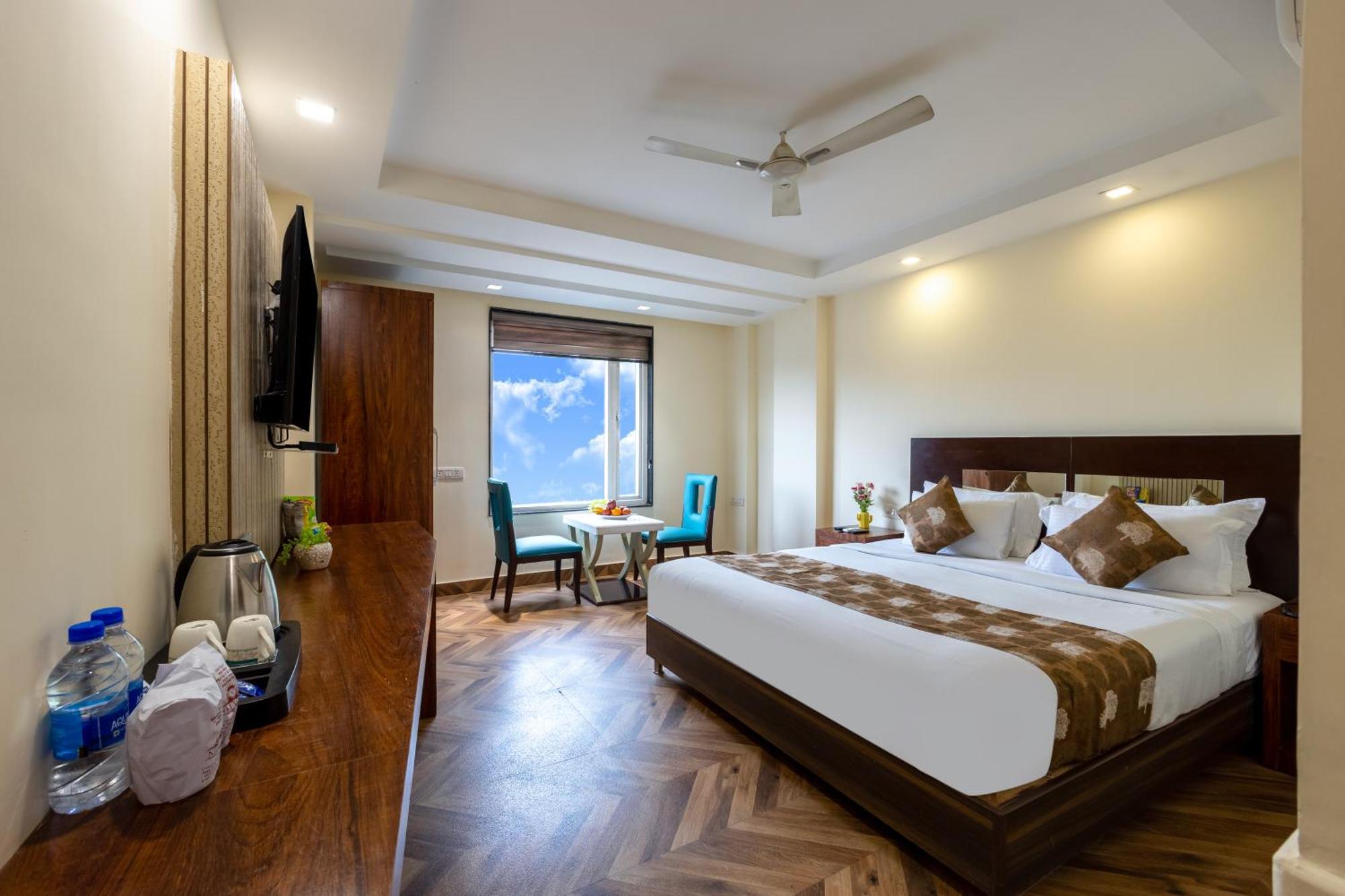 Neu Near Connaught Place & Railway Station