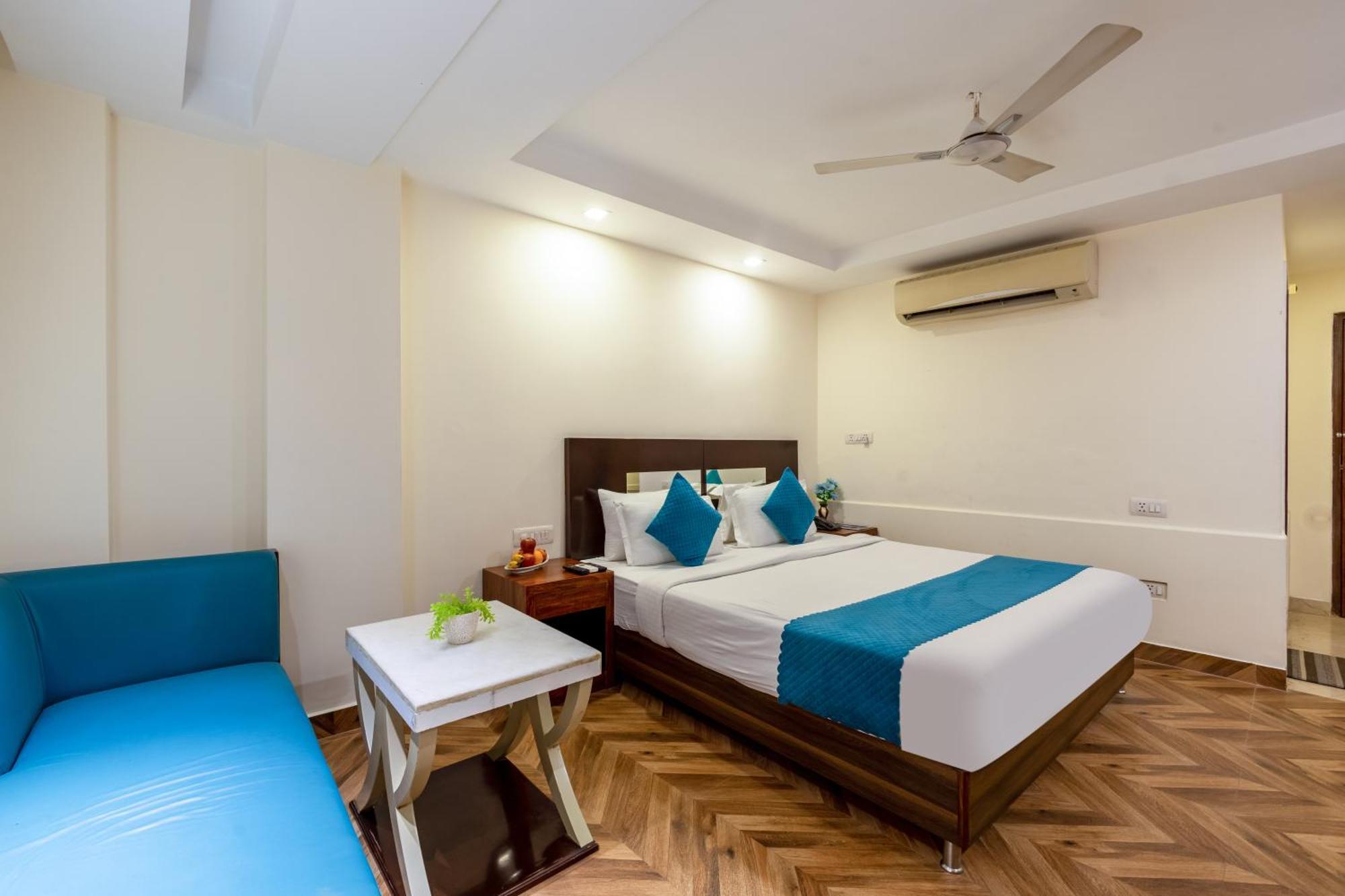 Hotel Neu Near Connaught Place & Railway Station 4*