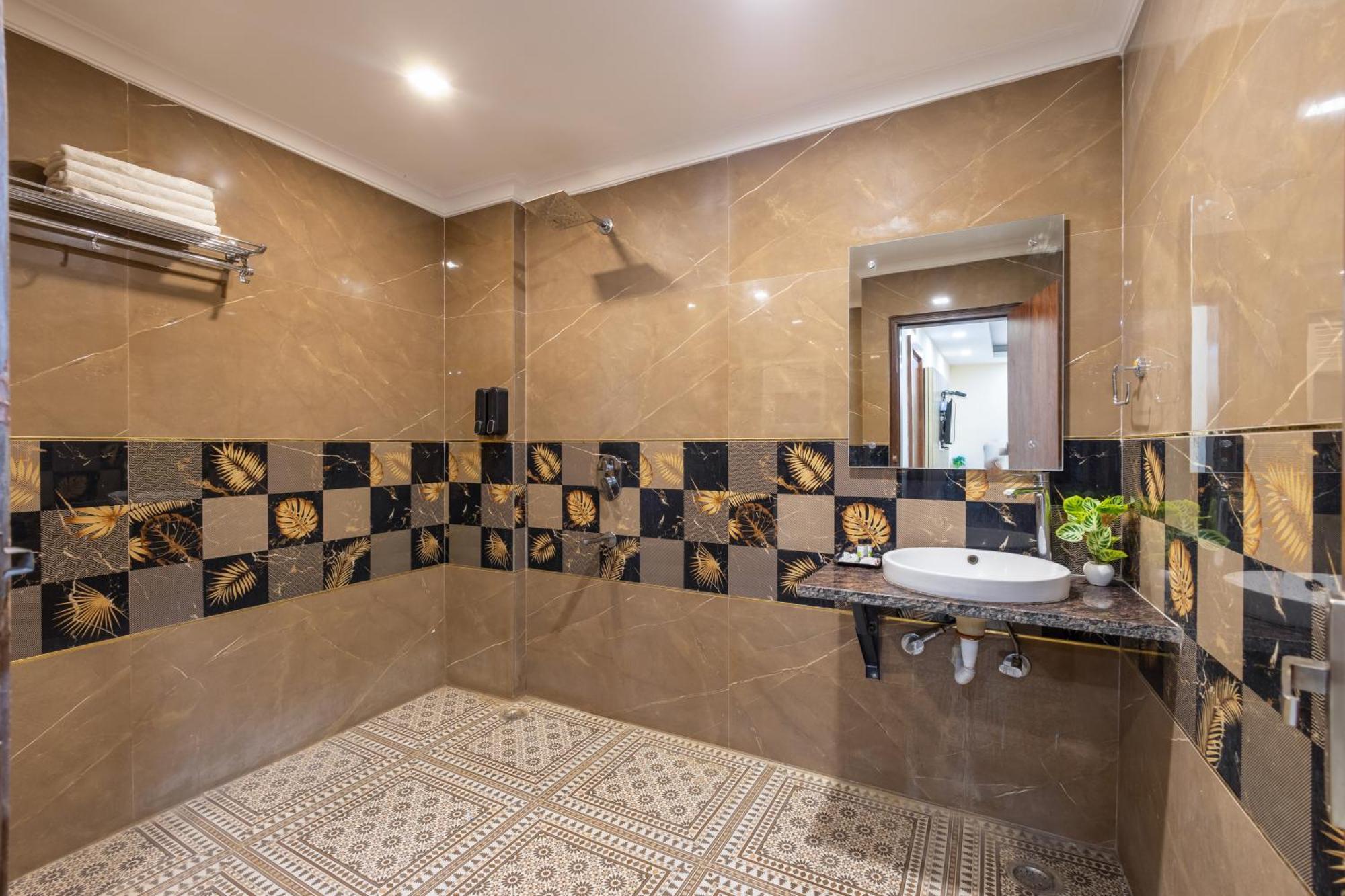 Hotel Neu Near Connaught Place & Railway Station 4*