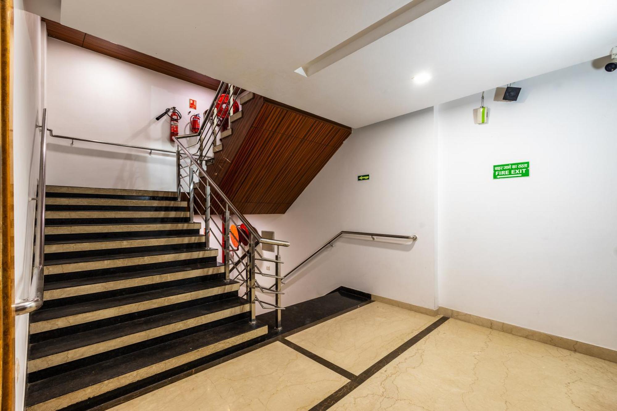 Hotel Neu Near Connaught Place & Railway Station New Delhi