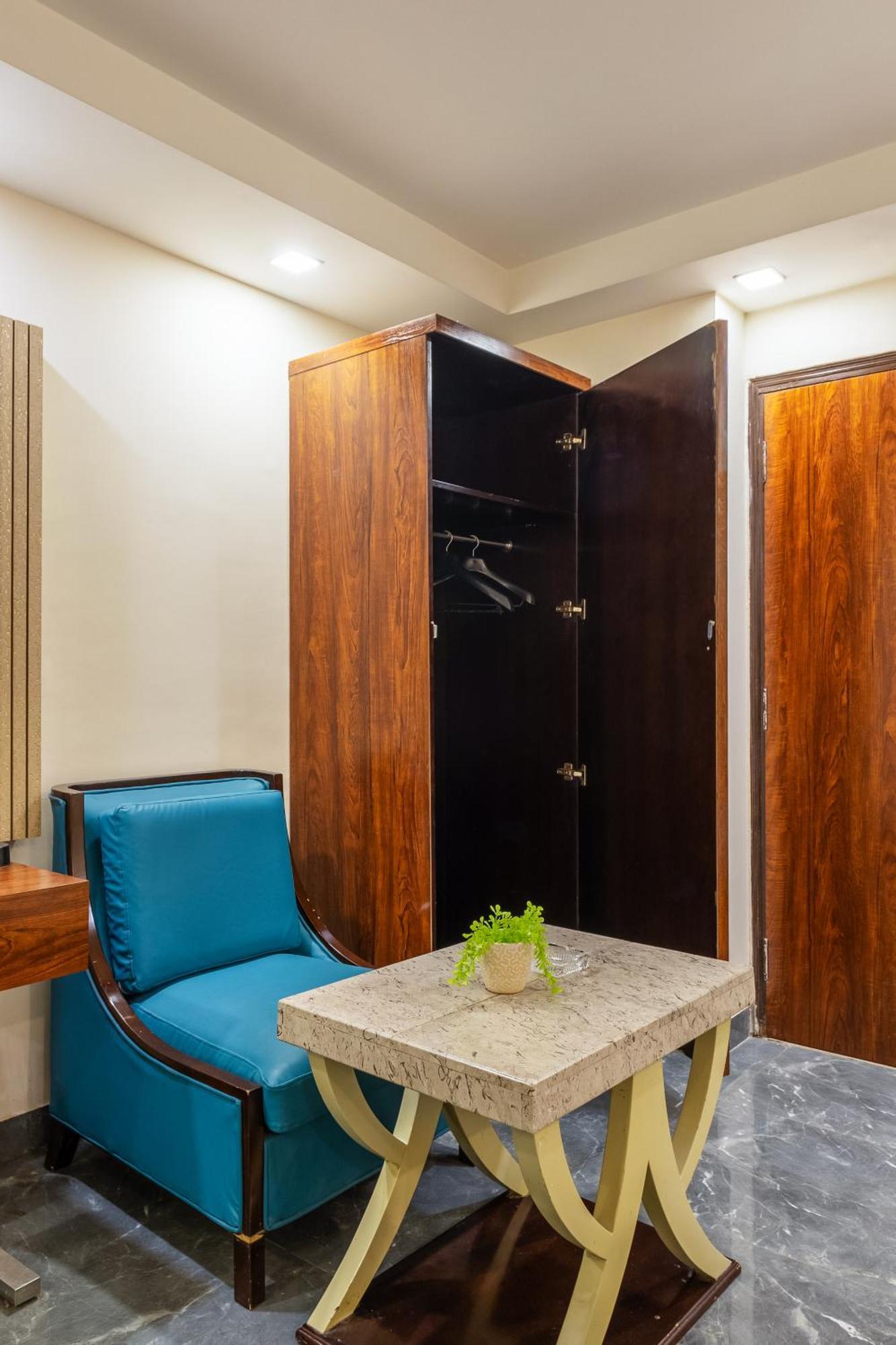 Hotel Neu Near Connaught Place & Railway Station New Delhi
