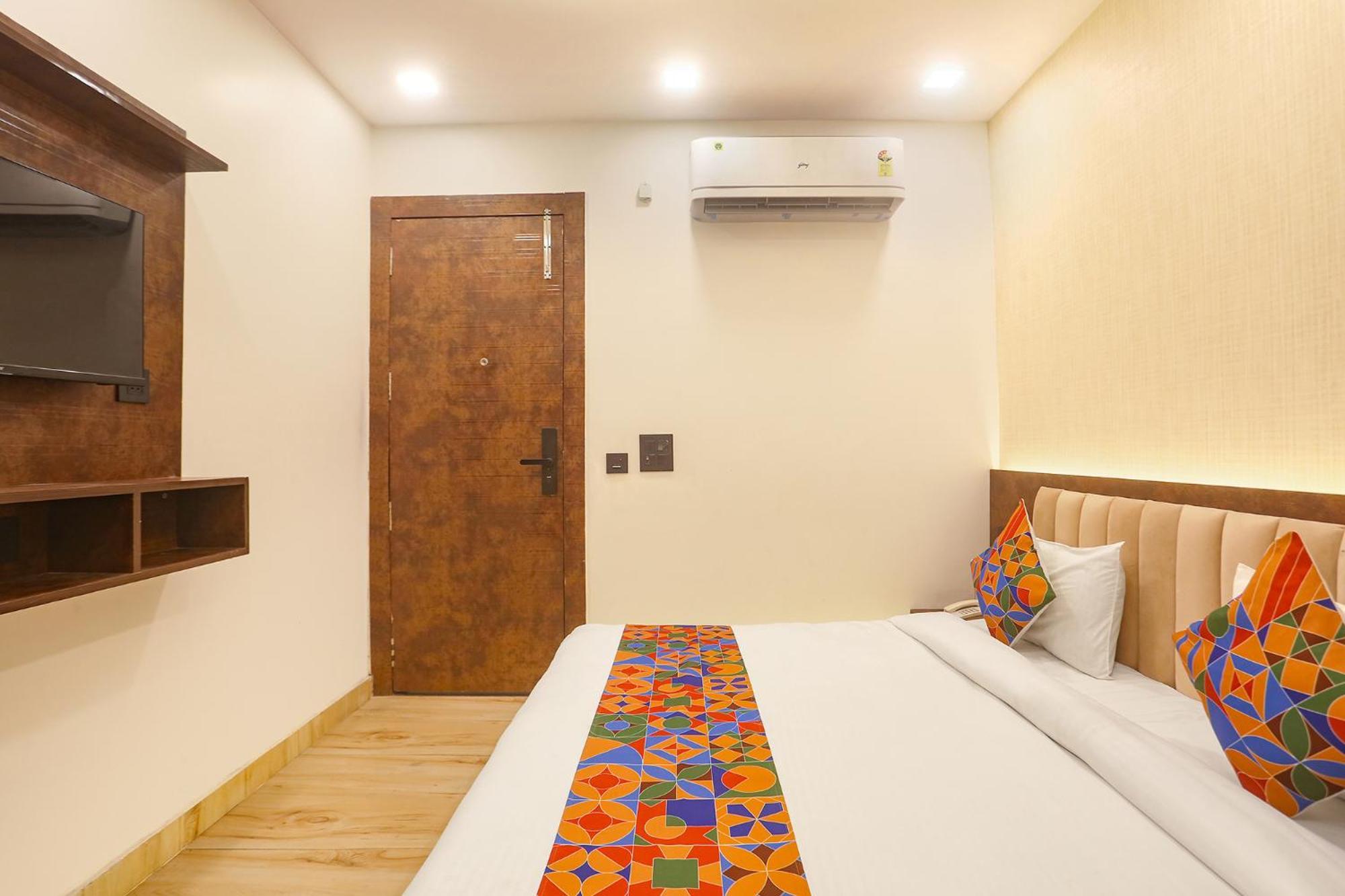 Hotel Fabexpress Sugar Near Rajouri Garden 3*