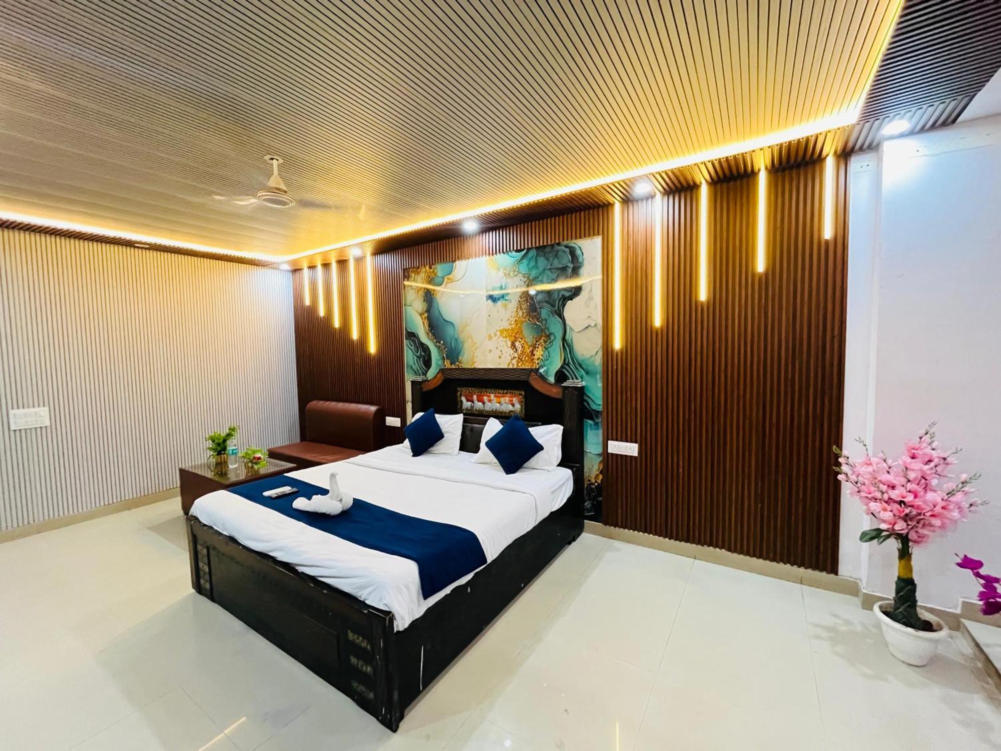 Hotel Happy Palace Opposite Saket Metro