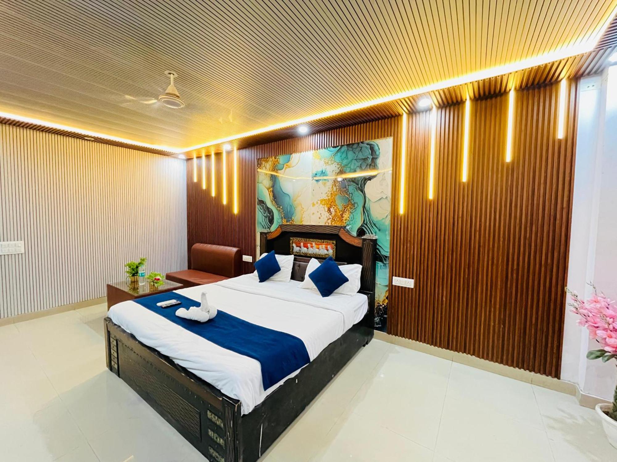 Hotel Happy Palace Opposite Saket Metro