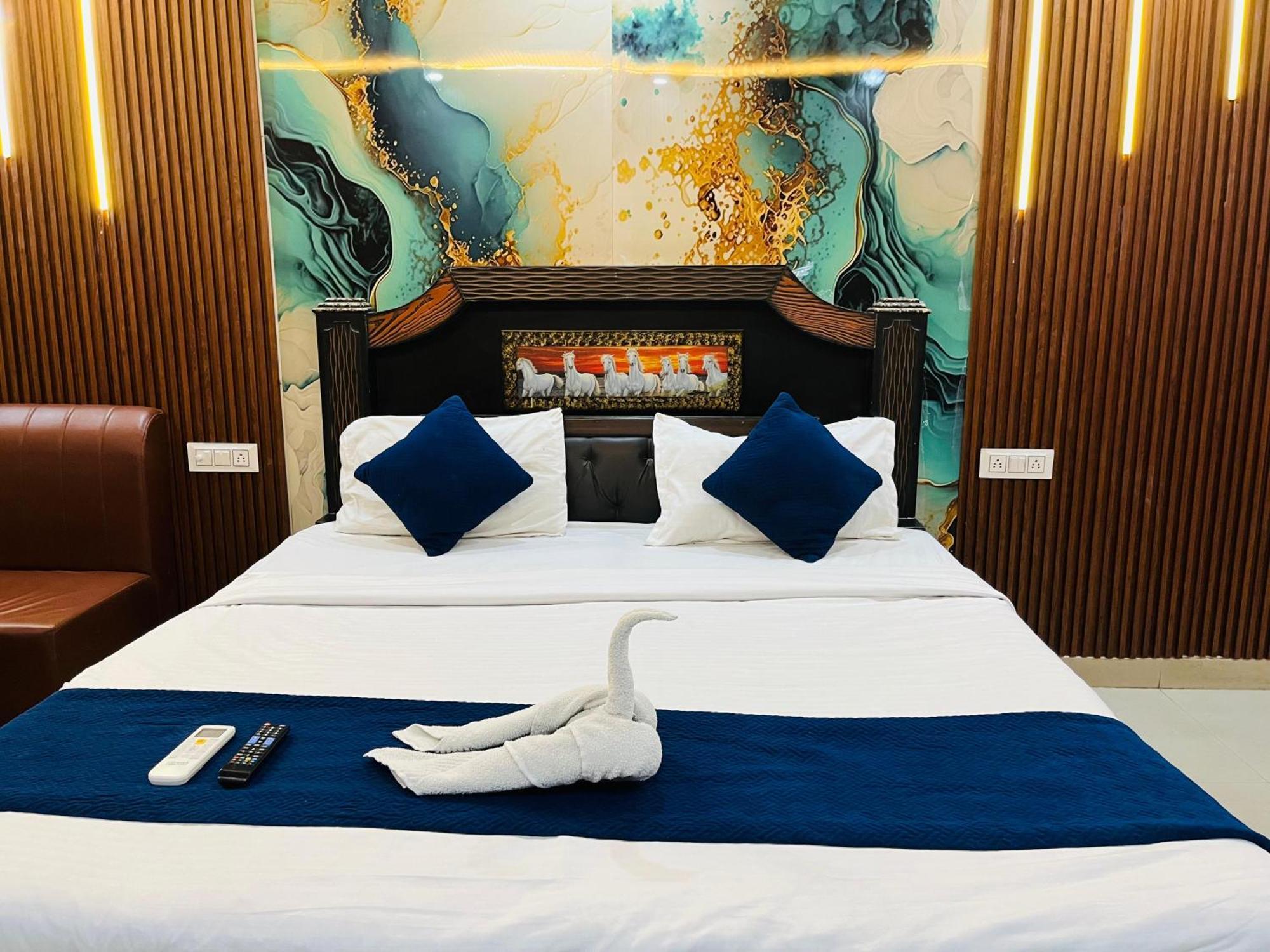 Happy Palace Opposite Saket Metro 3*