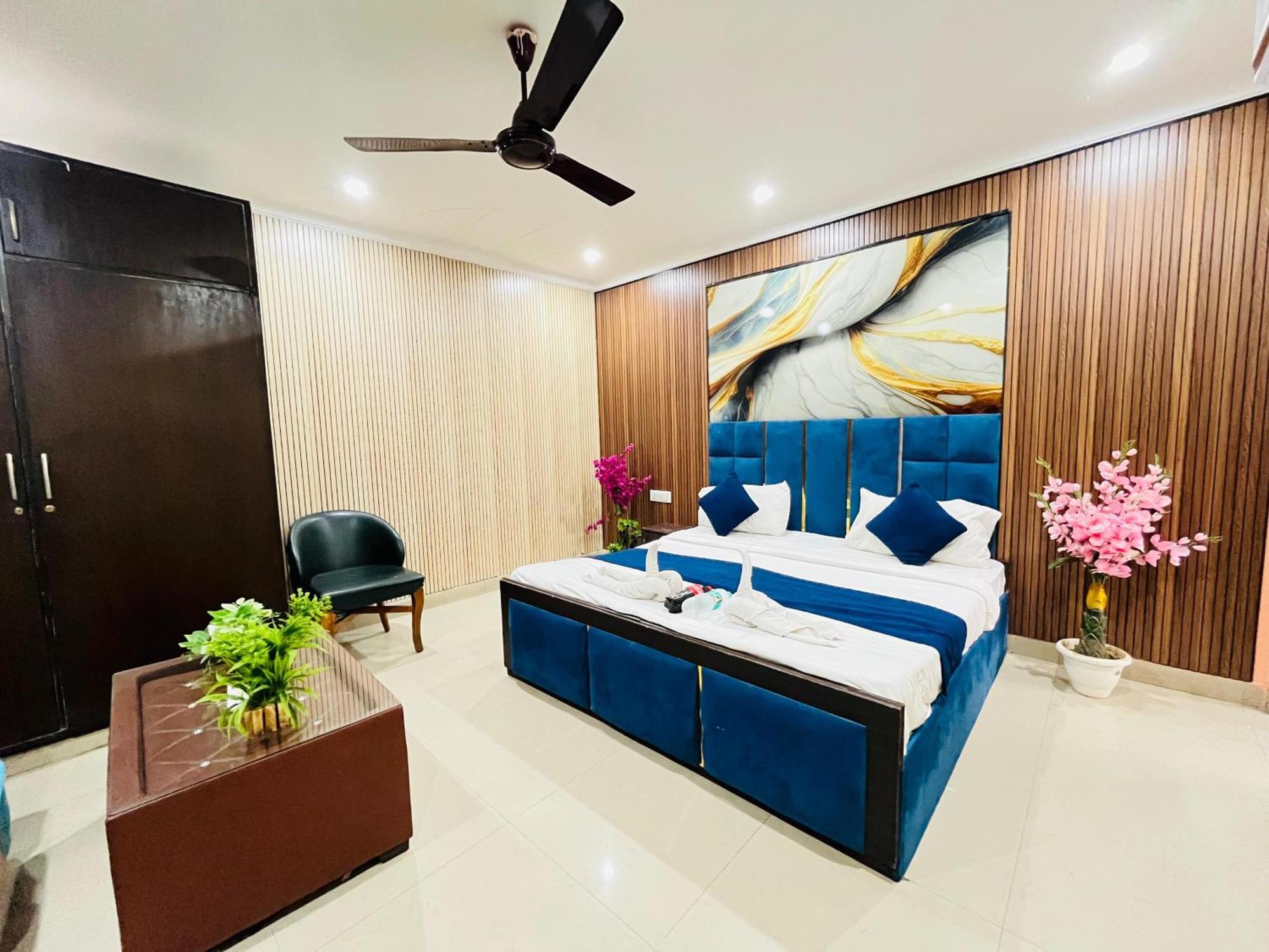 Happy Palace Opposite Saket Metro 3* New Delhi