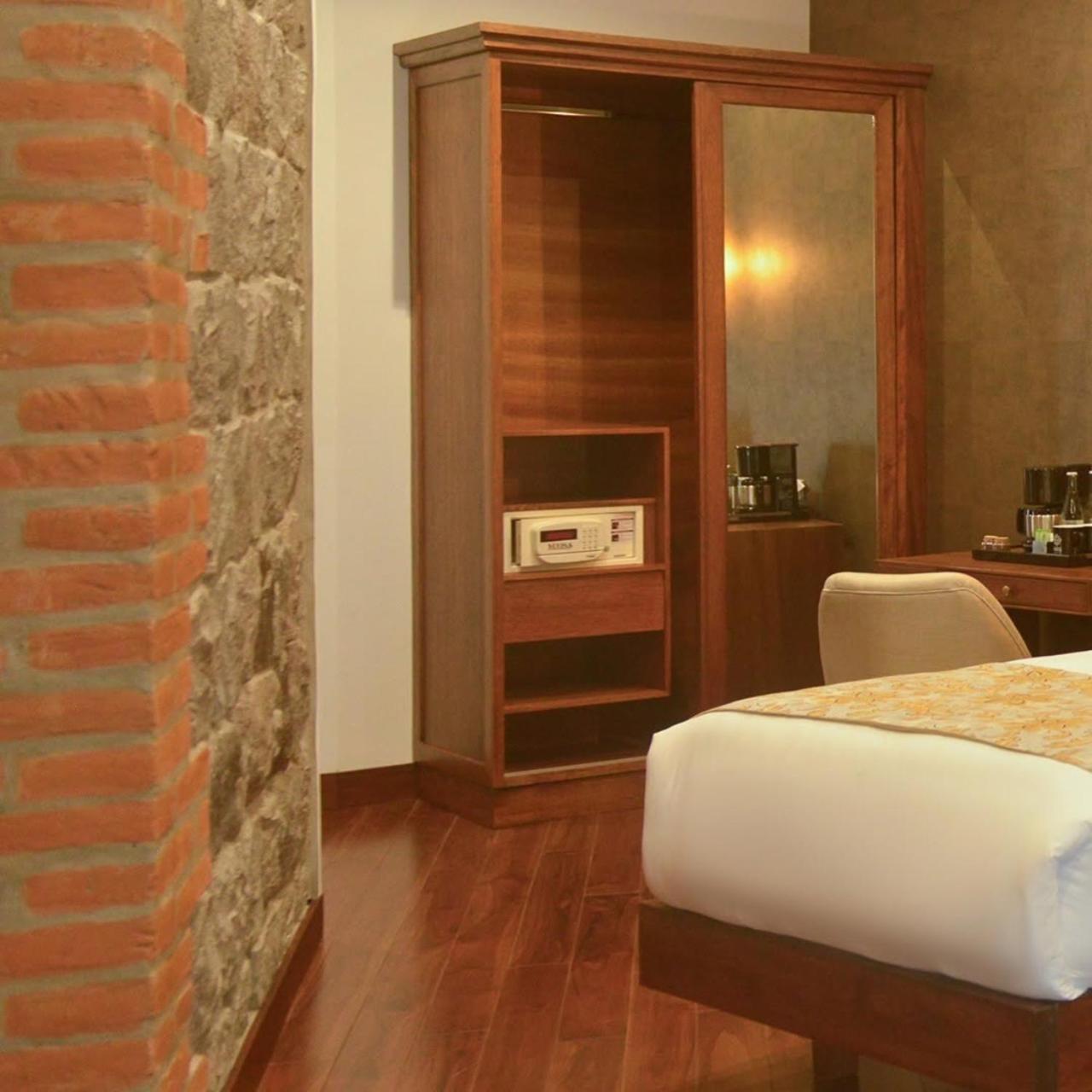 Grand Atlantiis Near Delhi Igi Airport Hotel 4*