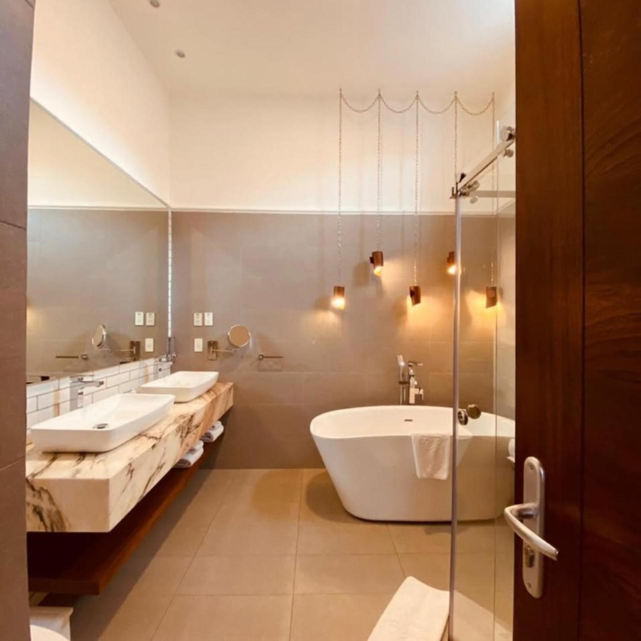 Grand Atlantiis Near Delhi Igi Airport 4*