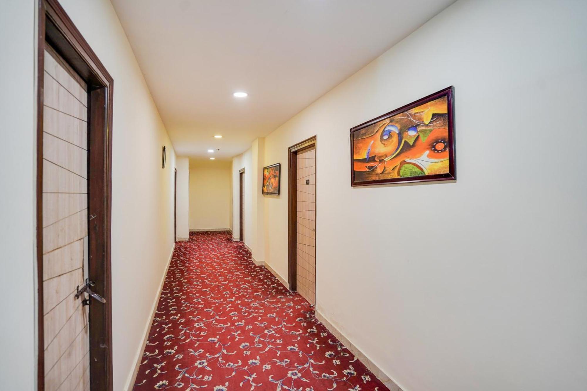 Hotel Collection O West Vinod Nagar Metro Station Formerly Royal