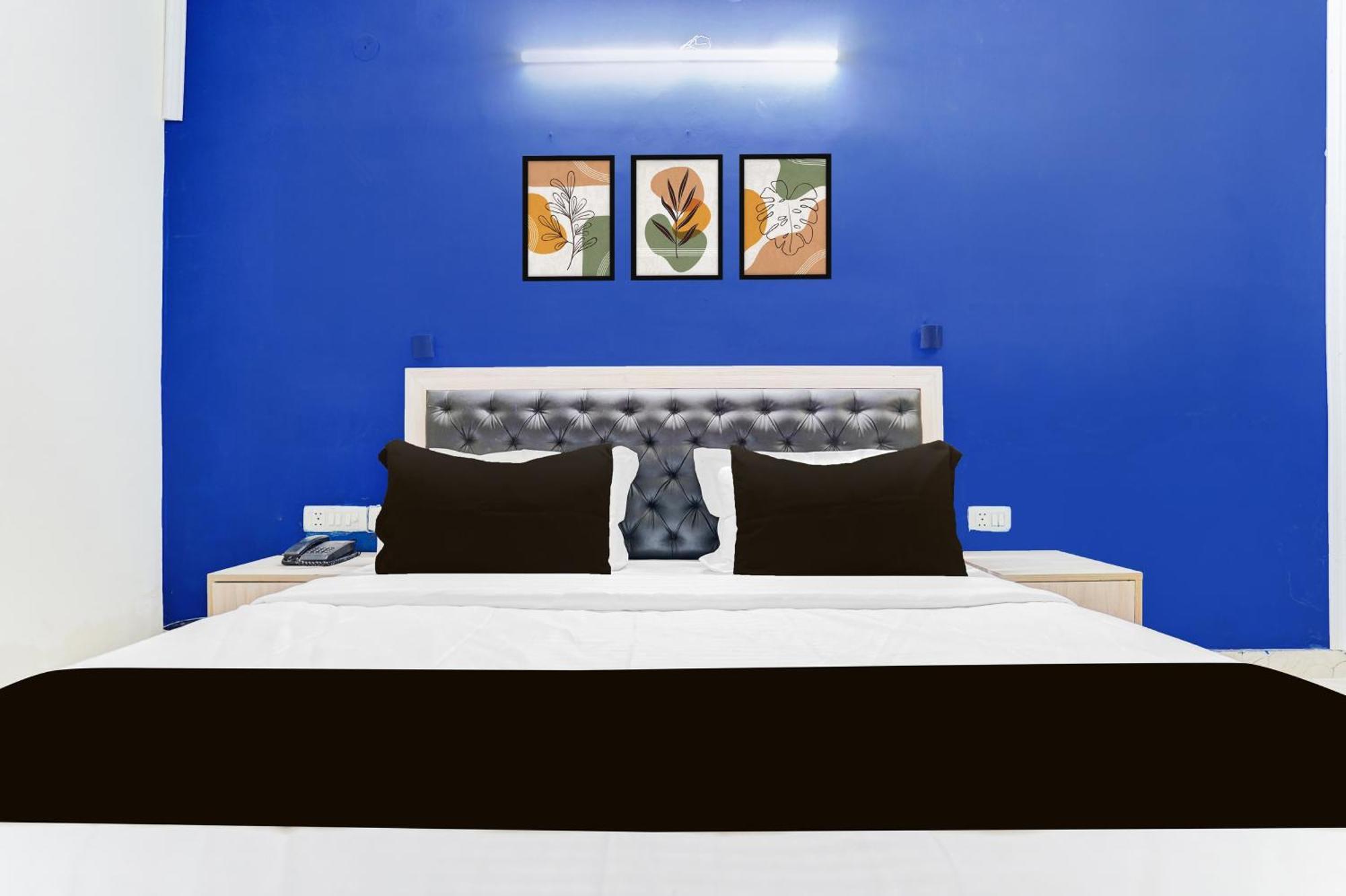 Hotel Super Collection O West Vinod Nagar Metro Station Formerly Royal New Delhi