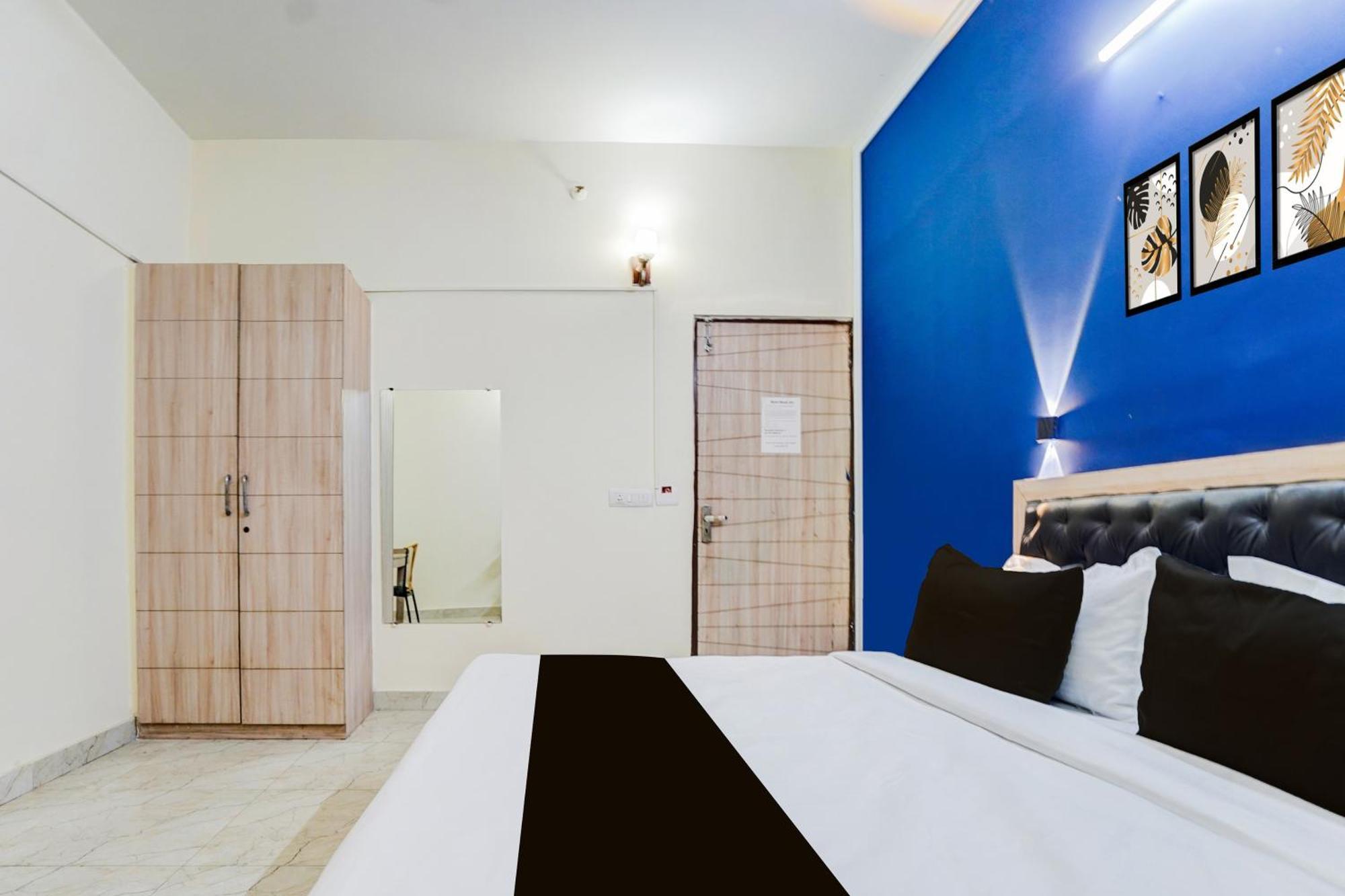 Hotel Collection O West Vinod Nagar Metro Station Formerly Royal *