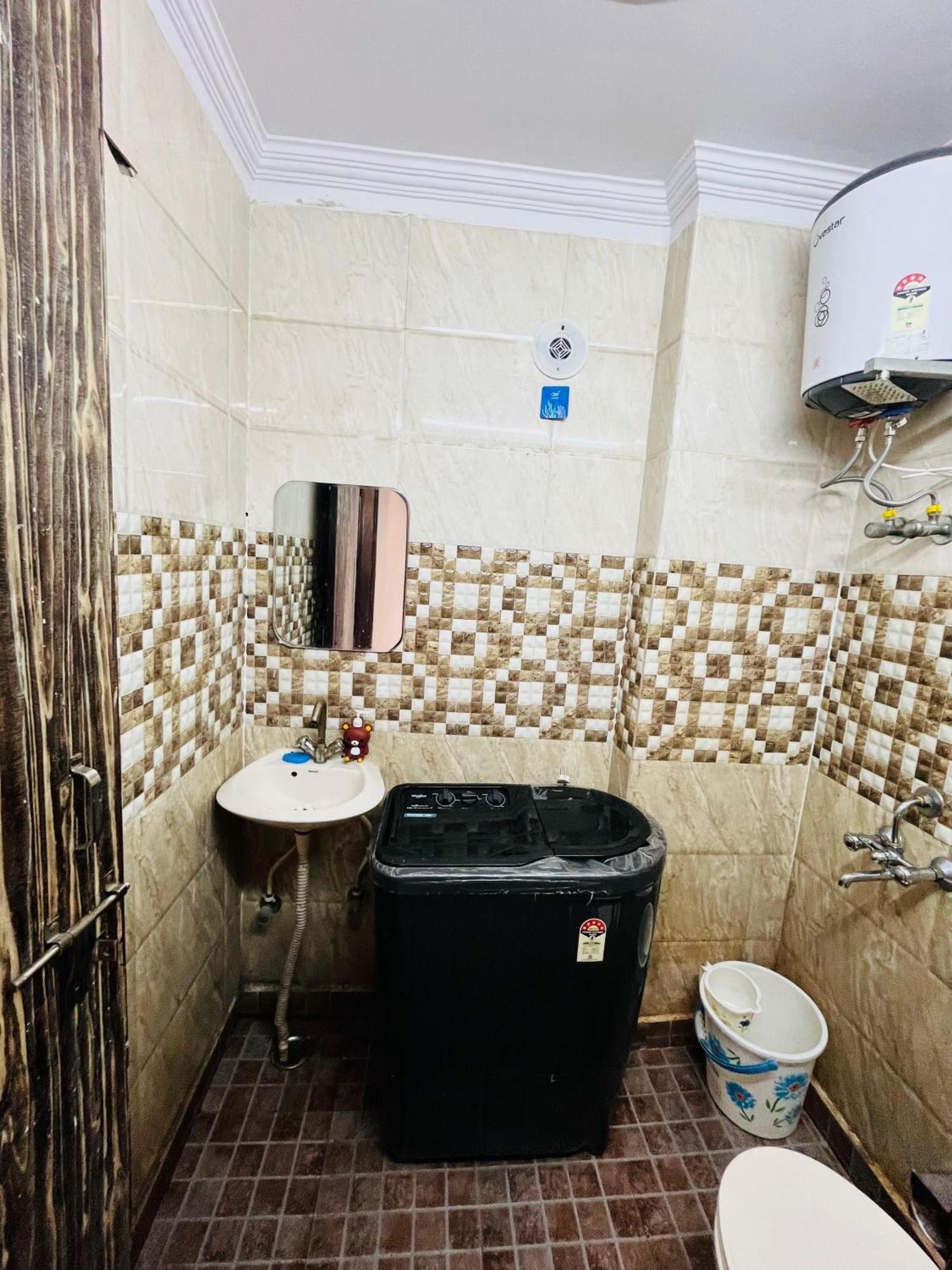 Independent 1 Bhk Flat In New Delhi