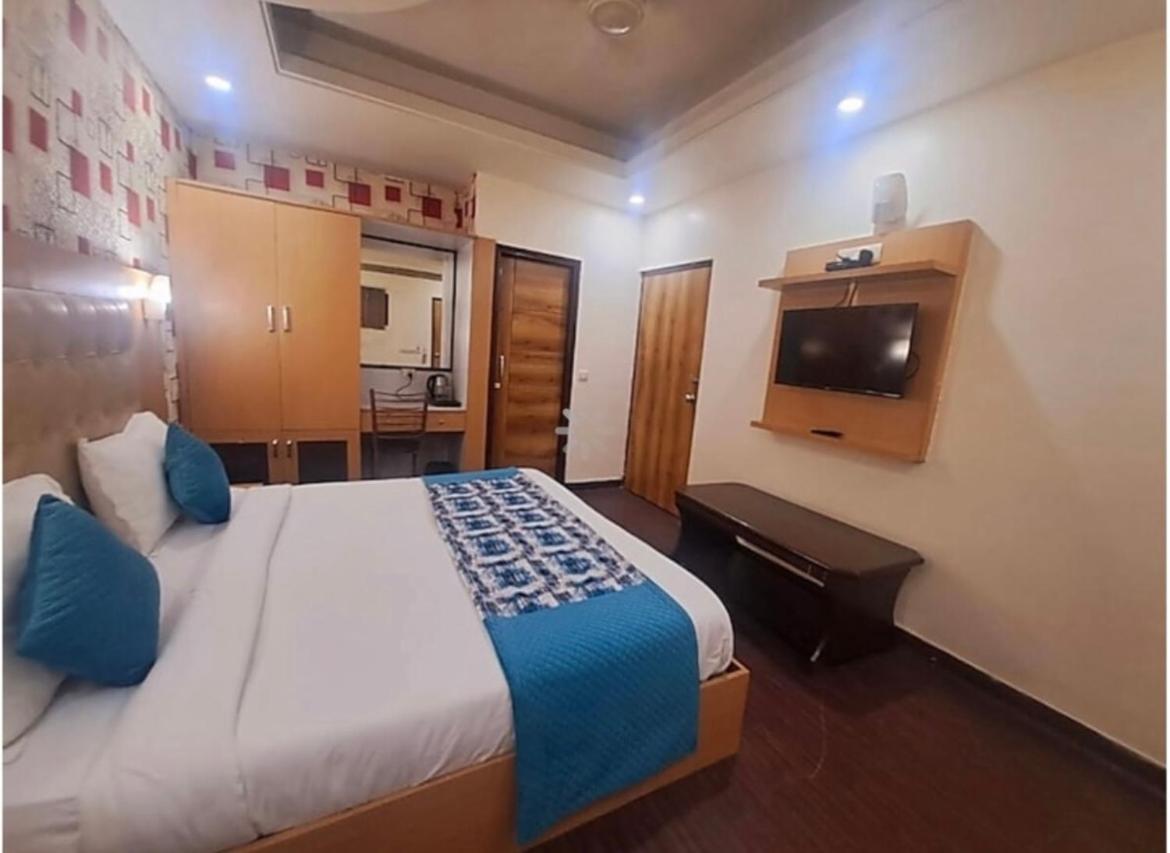 Diamond Inn-near Igi-airport-terminal-3 4*