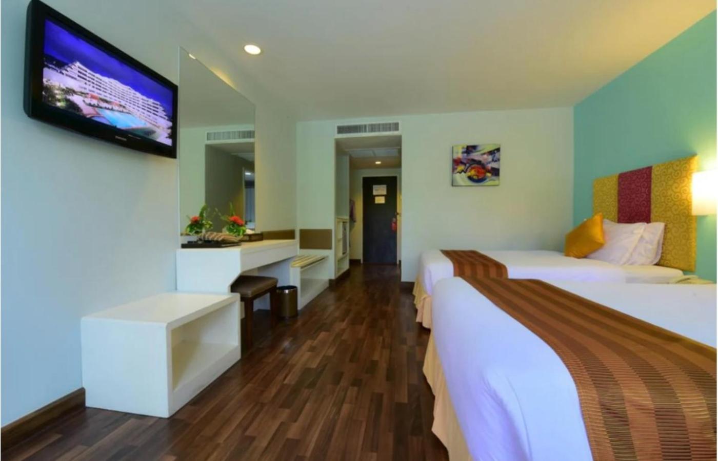 Glory Near Delhi International Airport Hotel 4*