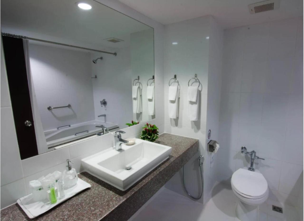 Hotel Glory Near Delhi International Airport 4*