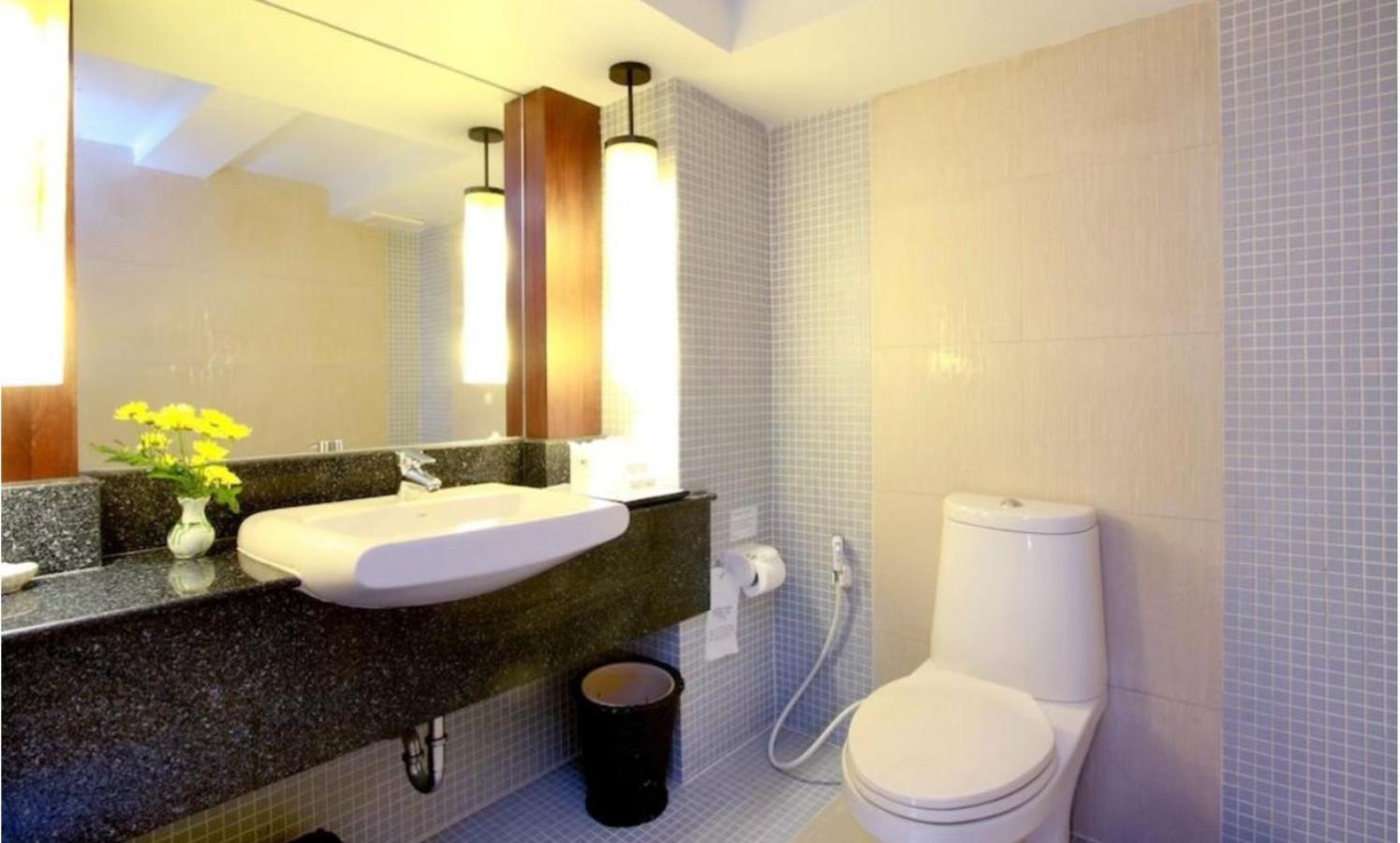 Glory Near Delhi International Airport 4*