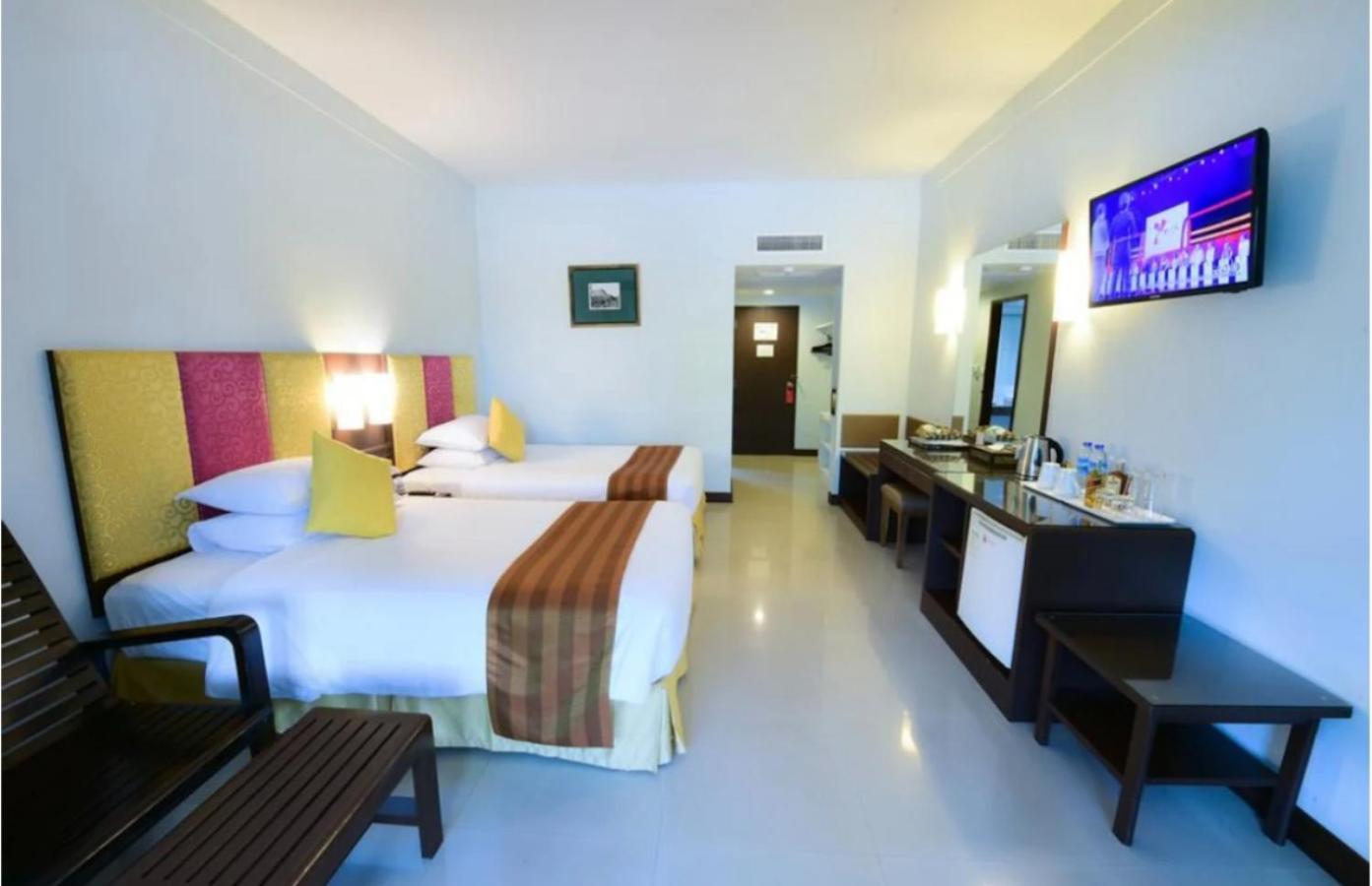 Glory Near Delhi International Airport Hotel 4*