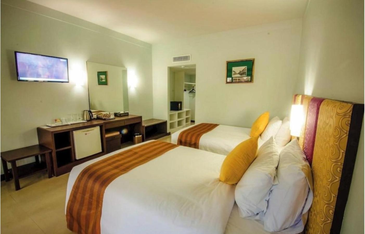 Hotel Glory Near Delhi International Airport 4*