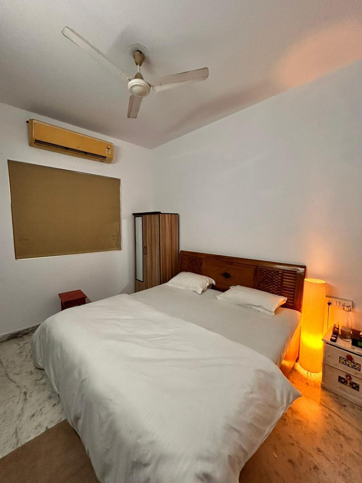 Whiite Panda - Backpacker In Delhi Greater Kailash Hotel