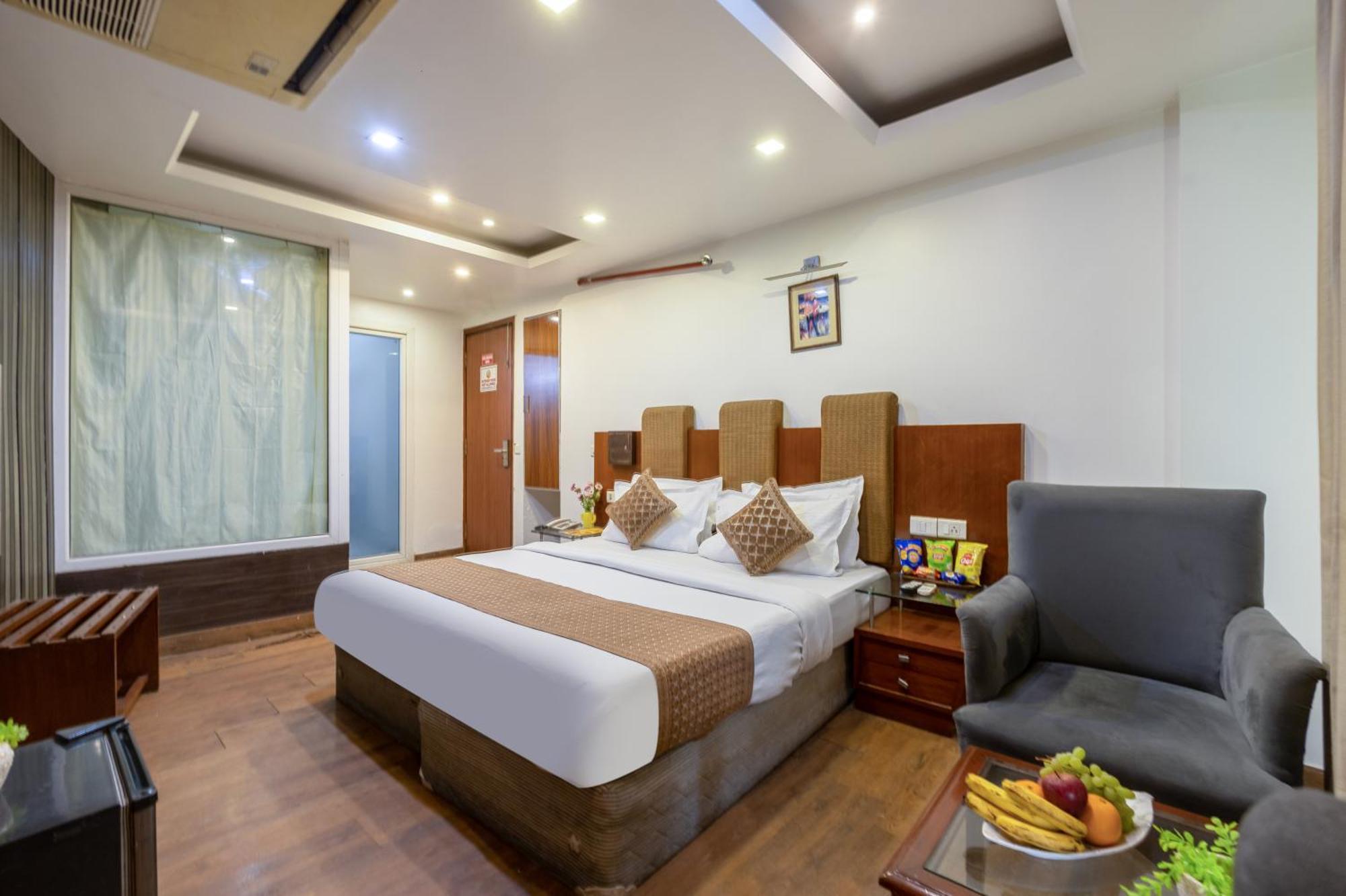 Hotel Palm Do'r # Walking Distance To Station # Parking # Family # Customer's Choice # Rated Nova Deli