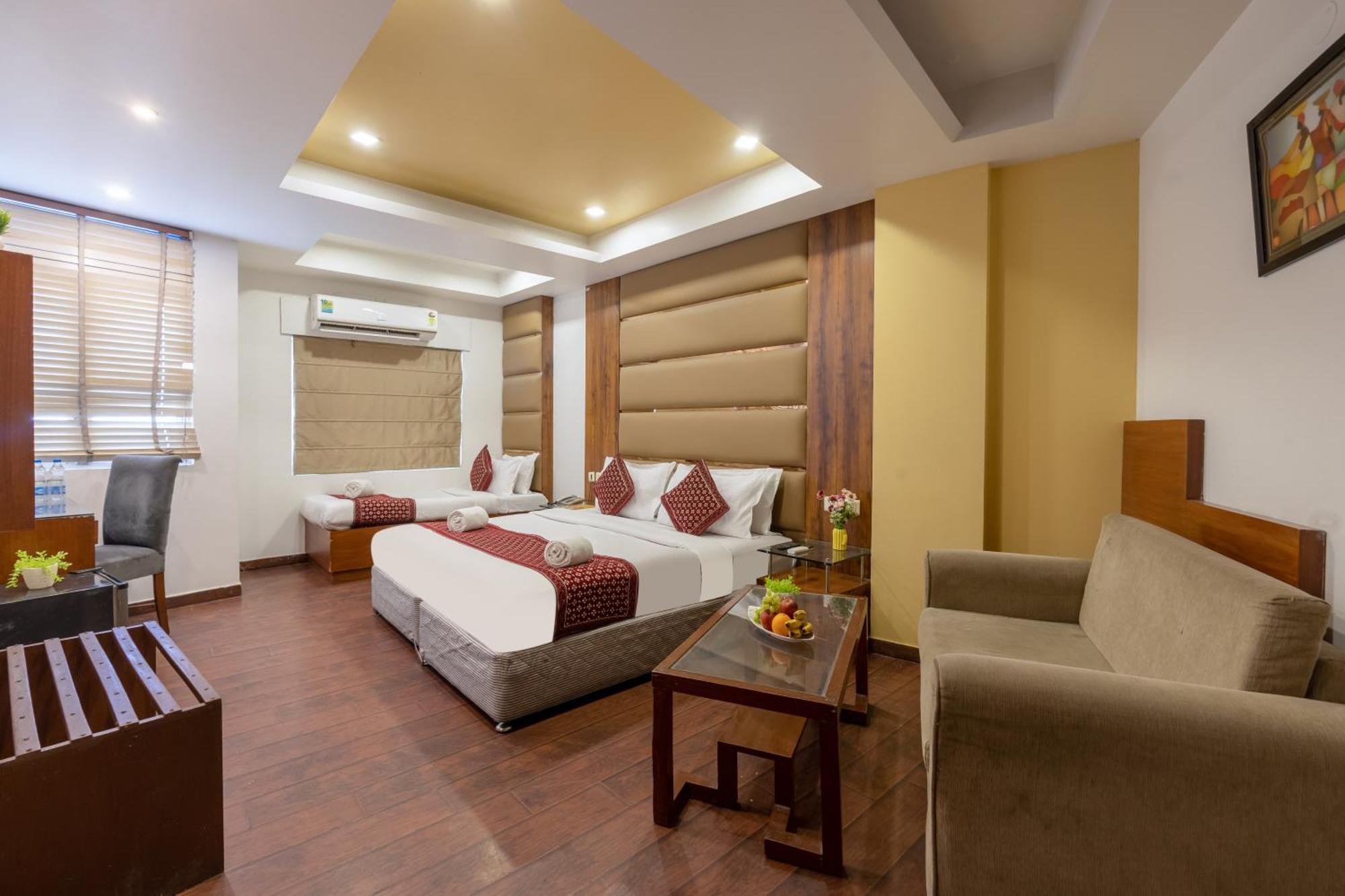 Hotel Palm Do'r # Walking Distance To Station # Parking # Family # Customer's Choice # Rated 3*