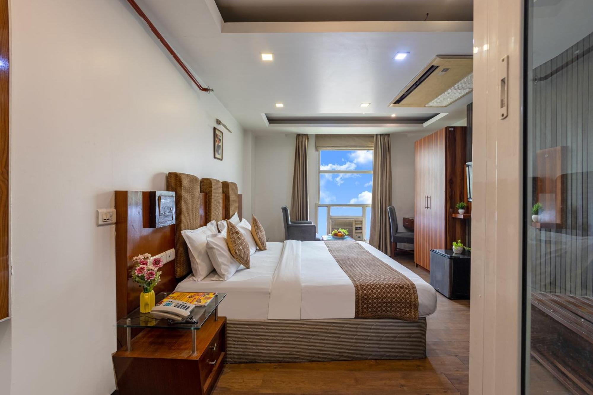 Palm Do'r # Walking Distance To Station # Parking # Family # Customer's Choice # Rated Hotel