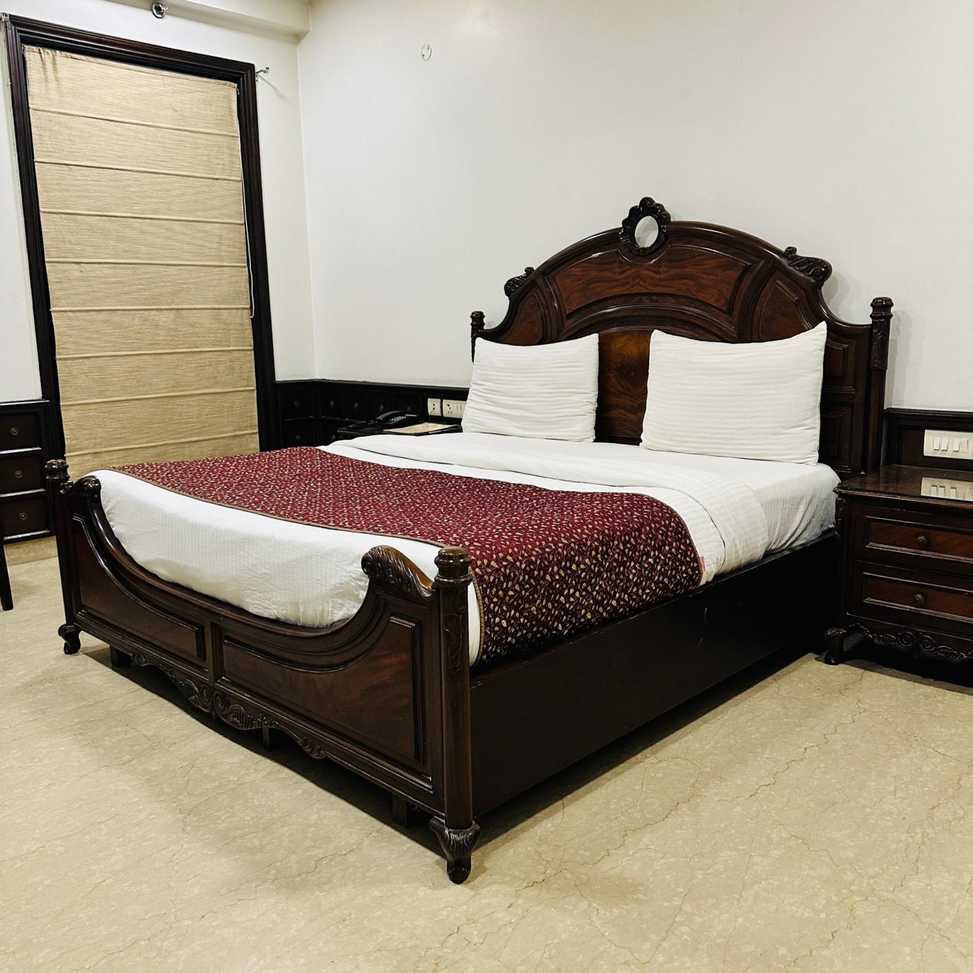 Qotel Signature Lavish Rajouri Garden Hotel 3*