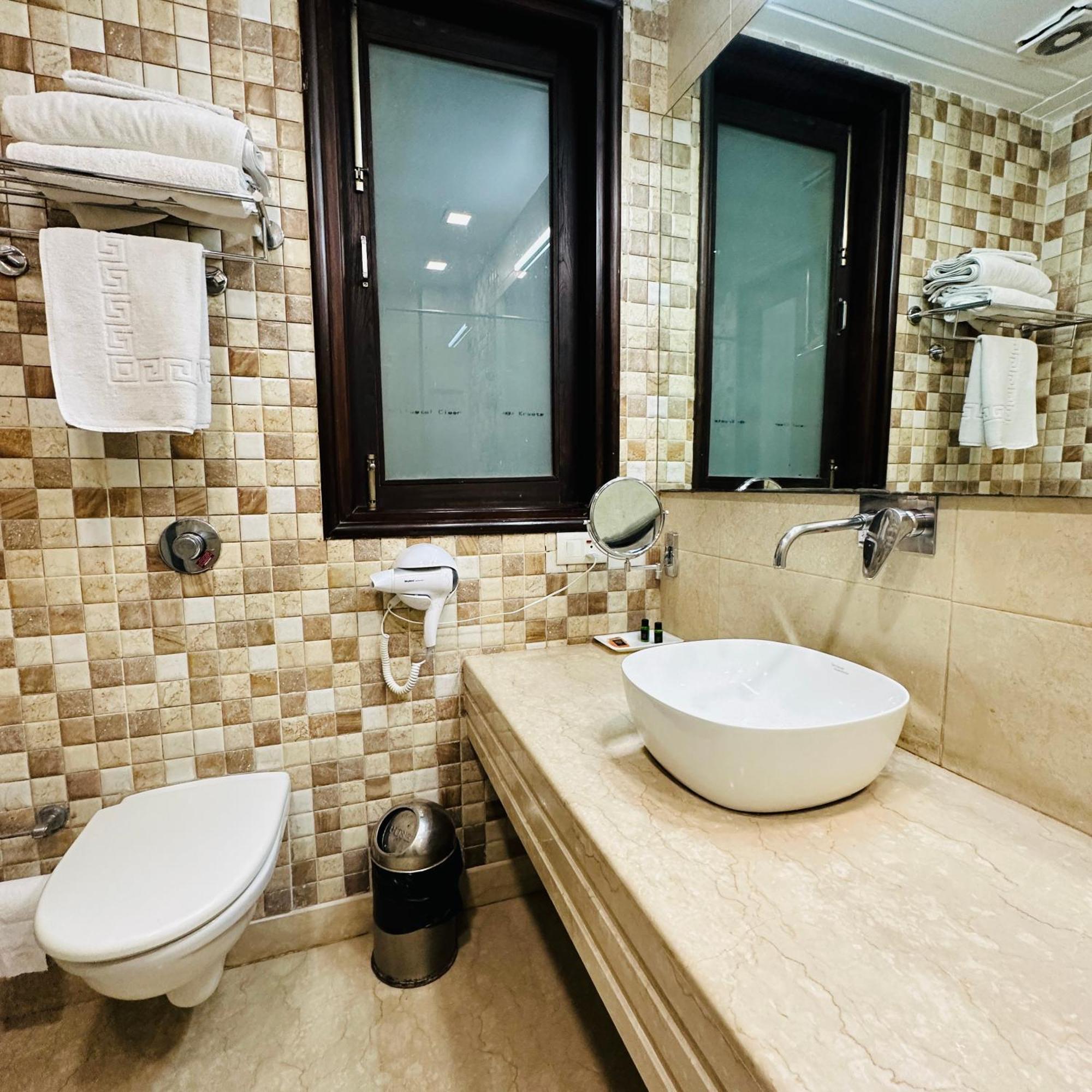 Hotel Qotel Signature Lavish Rajouri Garden 3*