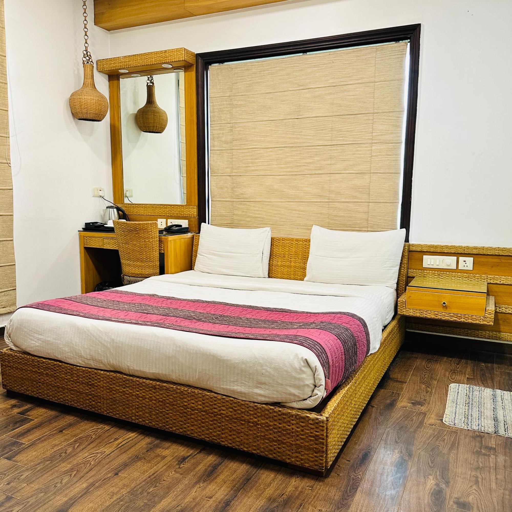 Qotel Signature Lavish Rajouri Garden Hotel New Delhi