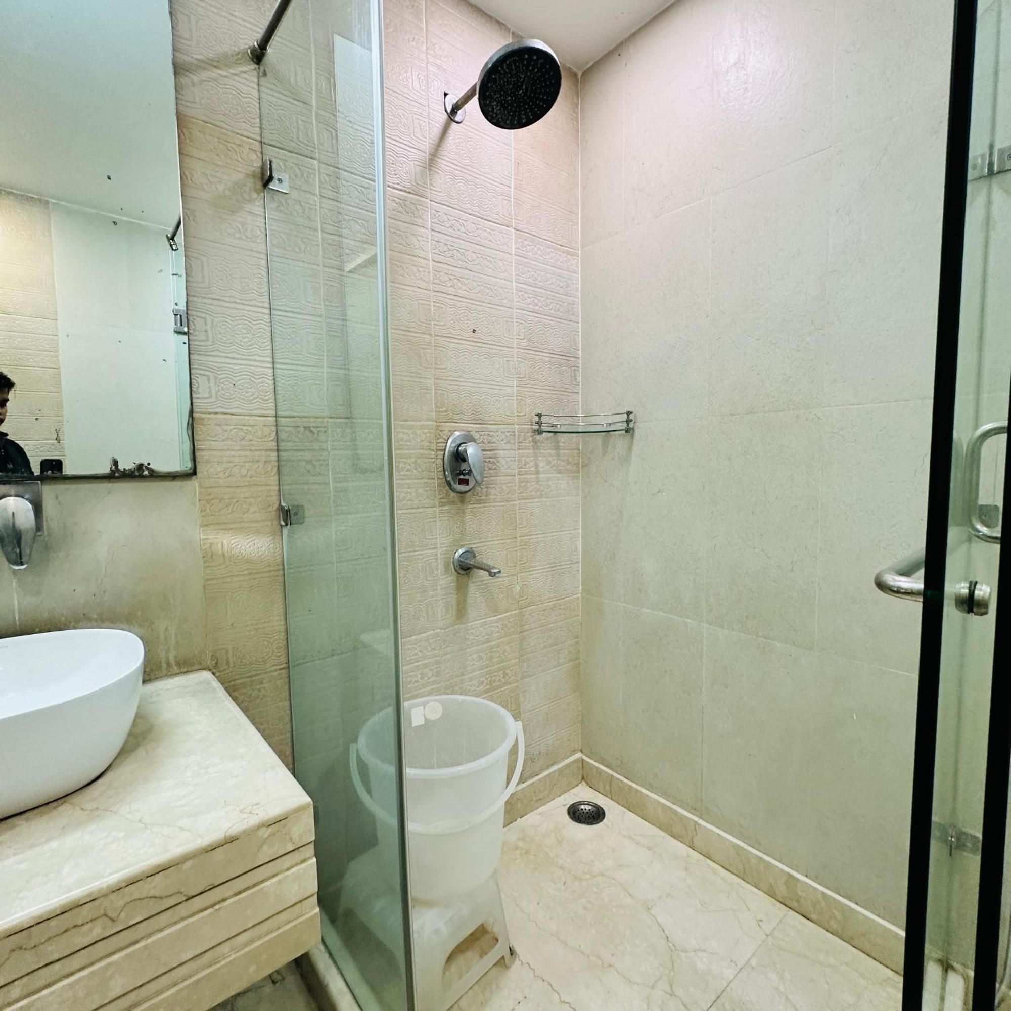 Qotel Signature Lavish Rajouri Garden