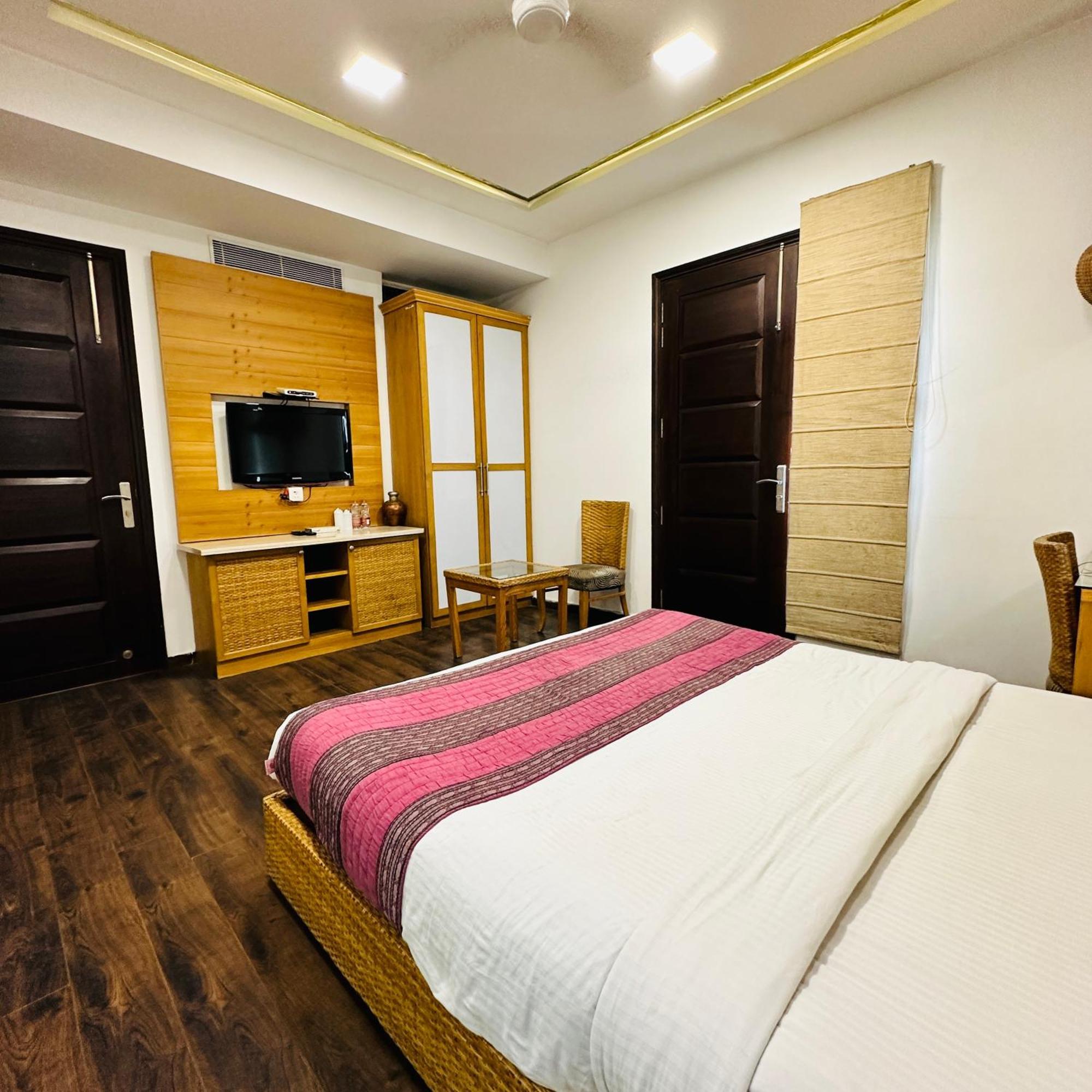 Hotel Qotel Signature Lavish Rajouri Garden