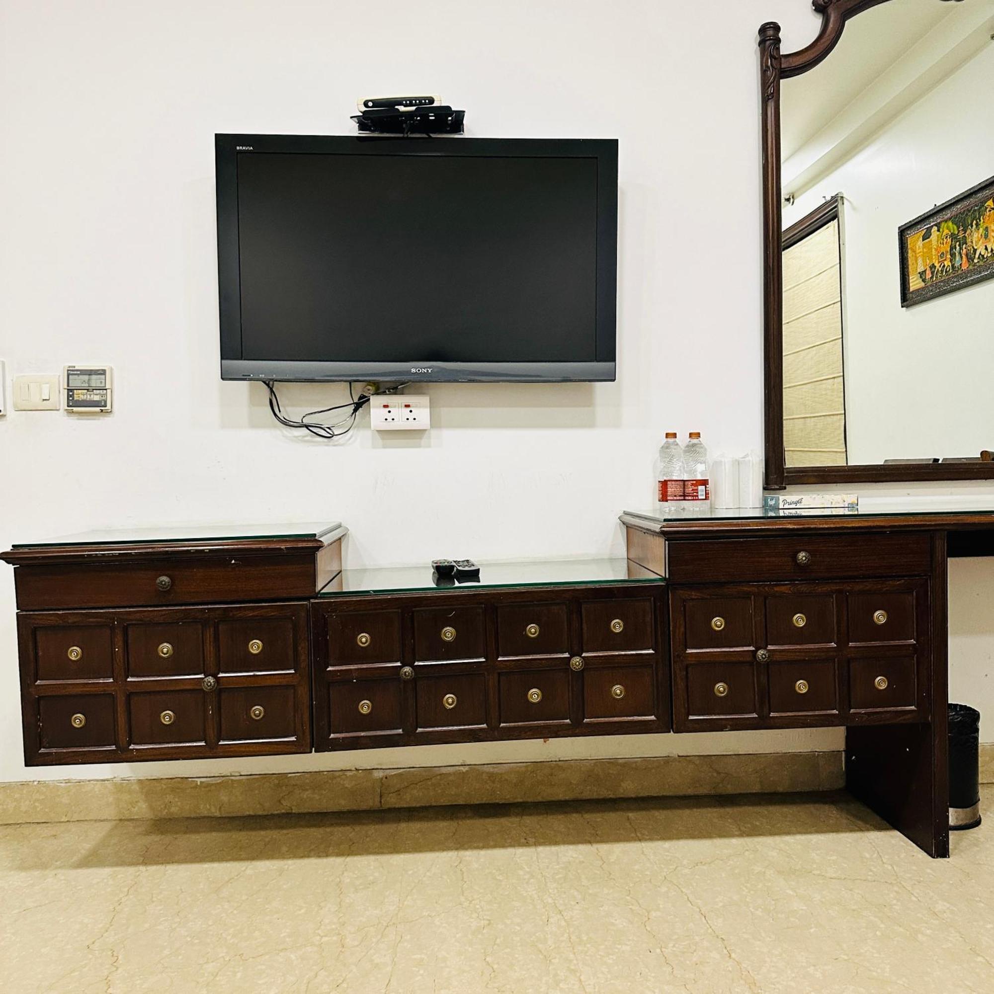 Qotel Signature Lavish Rajouri Garden New Delhi